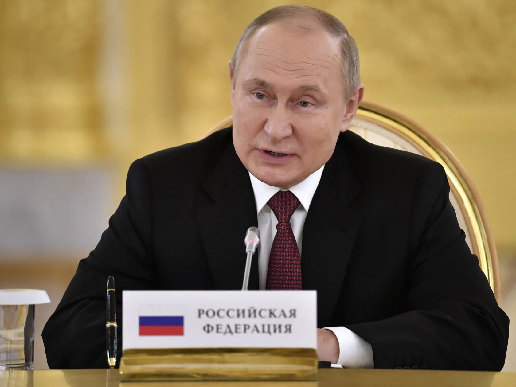WA 36 archív Moskva - Na archívnej snímke zo 16. mája 2022 ruský prezident Vladimir Putin reční na summite členských krajín Organizácie zmluvy o kolektívnej bezpečnosti (CSTO) v Moskve. Ukrajinskí zákonodarcovia navrhli rezolúciu, ktorá označuje ruského prezidenta Vladimira Putina za vojnového zločinca v súvislosti s jeho "agresívnymi" krokmi voči Ukrajine vrátane nevyprovokovanej invázie. Autori uznesenia priamo spojili Putina s "agresívnou vojnou proti Ukrajine" vrátane prebiehajúcej invázie, 