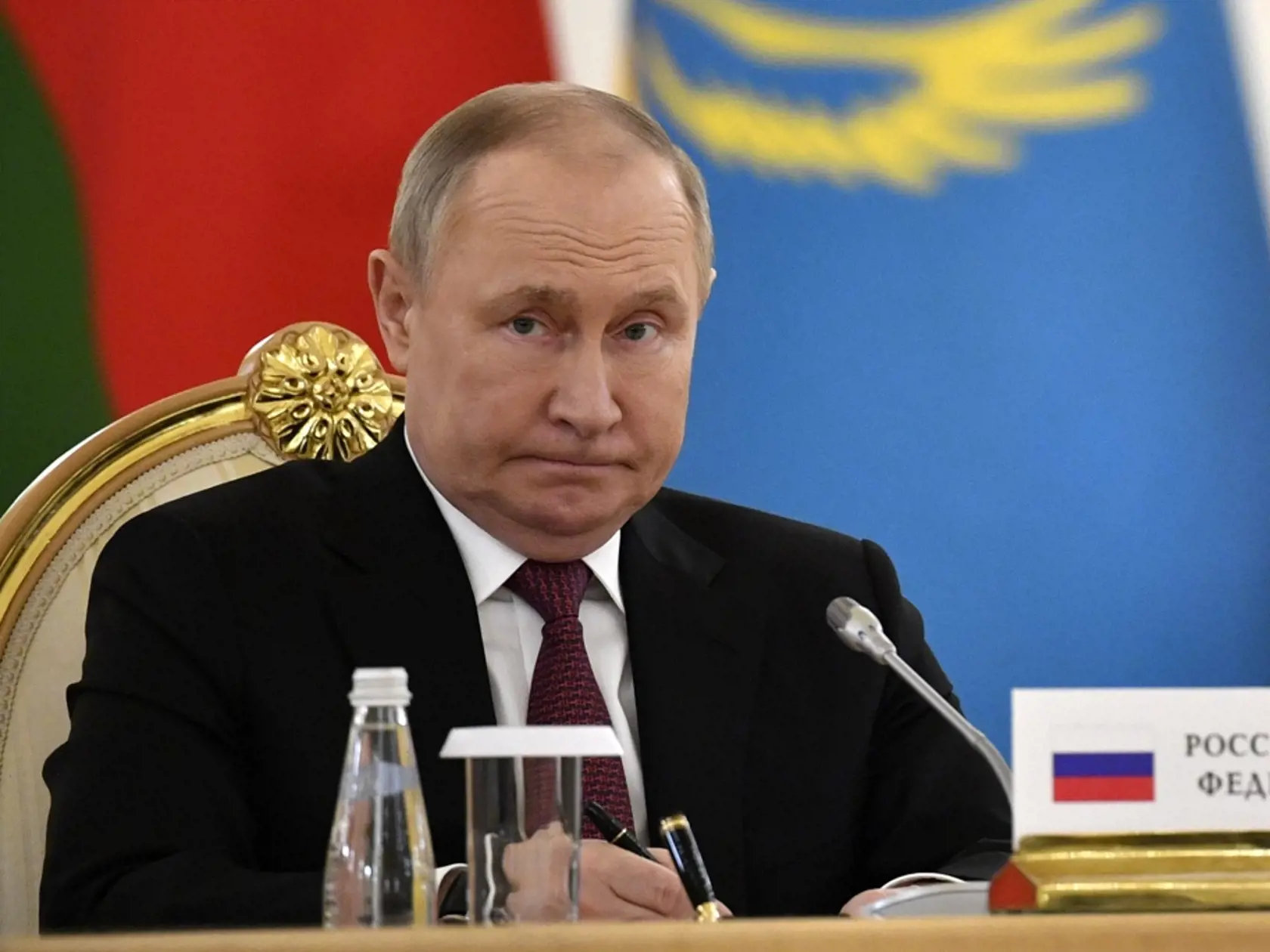 KK9 Moskva - Ruský prezident Vladimir Putin na summite členských krajín Organizácie zmluvy o kolektívnej bezpečnosti (CSTO) 16. mája 2022 v Moskve. FOTO TASR/AP
From left, Armenian Prime Minister Nikol Pashinyan, Belarusian President Alexander Lukashenko, Russian President Vladimir Putin, Kyrgyzstan's President Sadyr Japarov, Kazakhstan's President Kassym-Jomart Tokayev and Tajikistan's President Emomali Rakhmon enter a hall prior to a meeting of the leaders of the Collective Security Treaty Org