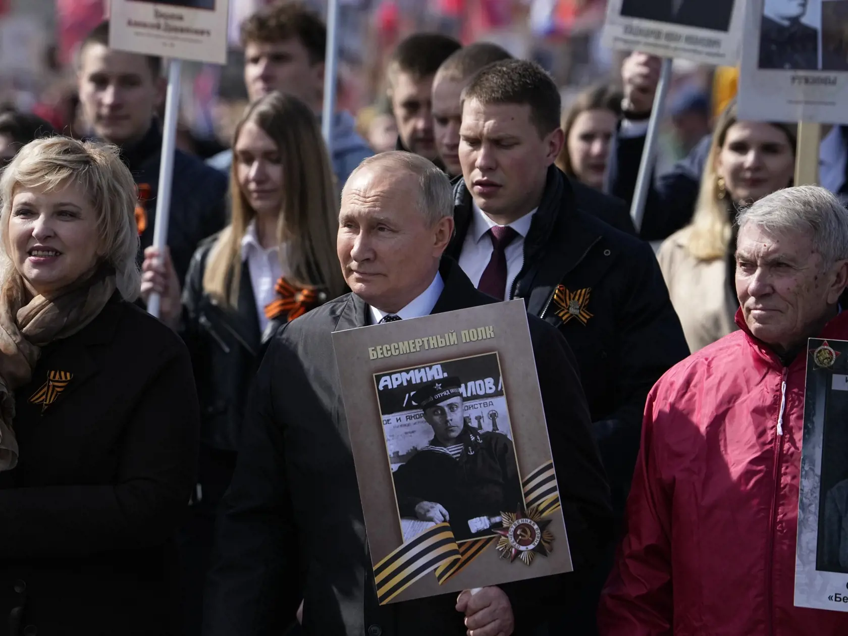 JB 10 Moskva - Ruský prezident Vladimir Putin (uprostred) počas pochodu Nesmrteľného pluku cez Červené námestie pri príležitosti 77. výročia osláv Dňa víťazstva nad hitlerovským Nemeckom v druhej svetovej vojne v Moskve 9. mája 2022. FOTO TASR/AP

Russian President Vladimir Putin, centre, attends the Immortal Regiment march through Red Square marking the 77th anniversary of the end of World War II, in Moscow, Russia, Monday, May 9, 2022. (AP Photo/Alexander Zemlianichenko)