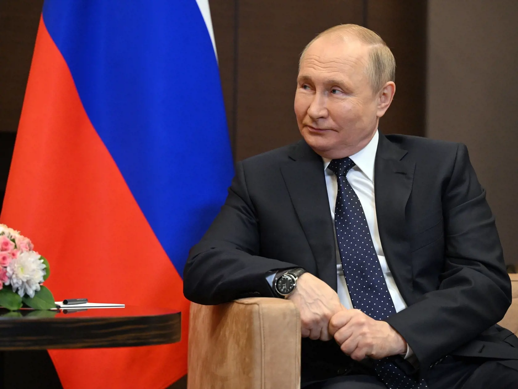 WA 17 Soči - Ruský prezident Vladimir Putin počúva bieloruského prezidenta Alexandra Lukašenka počas stretnutia v ruskom čiernomorskom letovisku Soči v pondelok 23. mája 2022. FOTO TASR/AP 
 

Russian President Vladimir Putin listens to Belarusian President Alexander Lukashenko during their meeting at the Bocharov Ruchei residence in the Black Sea resort of Sochi, Russia, Monday, May 23, 2022. (Ramil Sitdikov, Sputnik, Kremlin Pool Photo via AP)