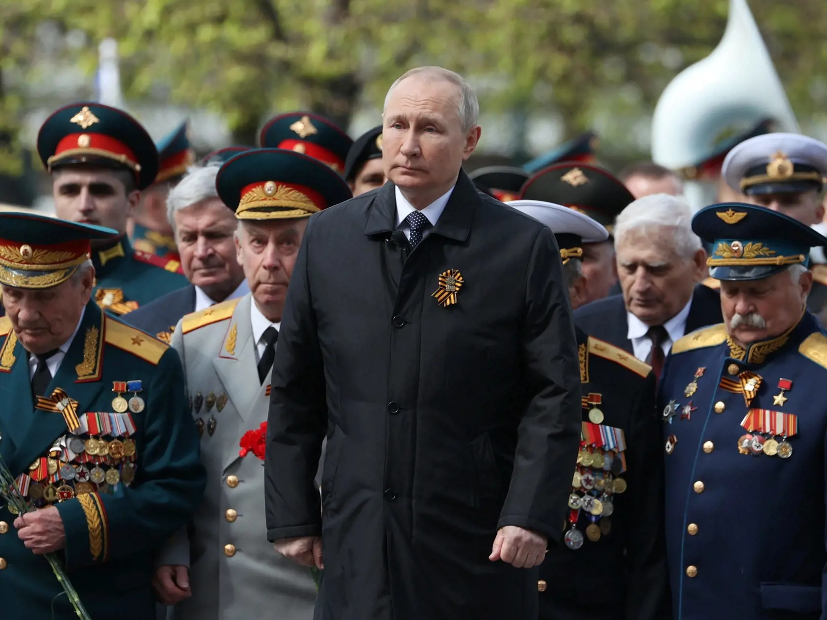 JB 9 Moskva - Ruský prezident Vladimir Putin (uprostred) počas kladenia kvetov a vencov k hrobu Neznámeho vojaka po vojenskej prehliadke pri príležitosti 77. výročia osláv Dňa víťazstva nad hitlerovským Nemeckom v druhej svetovej vojne v Moskve 9. mája 2022. FOTO TASR/AP

Russian President Vladimir Putin, centre, attends a wreath-laying ceremony at the Tomb of the Unknown Soldier after the military parade marking the 77th anniversary of the end of World War II, in Moscow, Russia, Monday, May 9, 