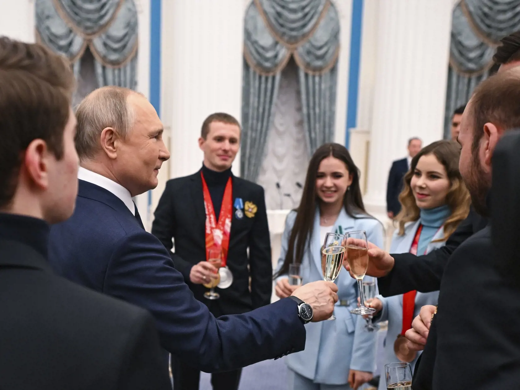 JB 27 Moskva - Ruský prezident Vladimir Putin (druhý zľava) si pripíja s ruskými olympionikmi a paralympionikmi počas jeho stretnutia s medailistami ruského olympijského výboru, ktorí sa zúčastnili na zimných OH v Pekingu, v Kremli v Moskve 26. apríla 2022. FOTO TASR/AP

Russian President Vladimir Putin meets with Russian athletes during an awarding ceremony for the Russian Olympic Committee's medalists of the XXIV Olympic Winter Games in Beijing and members of the Russian Paralympic team in the