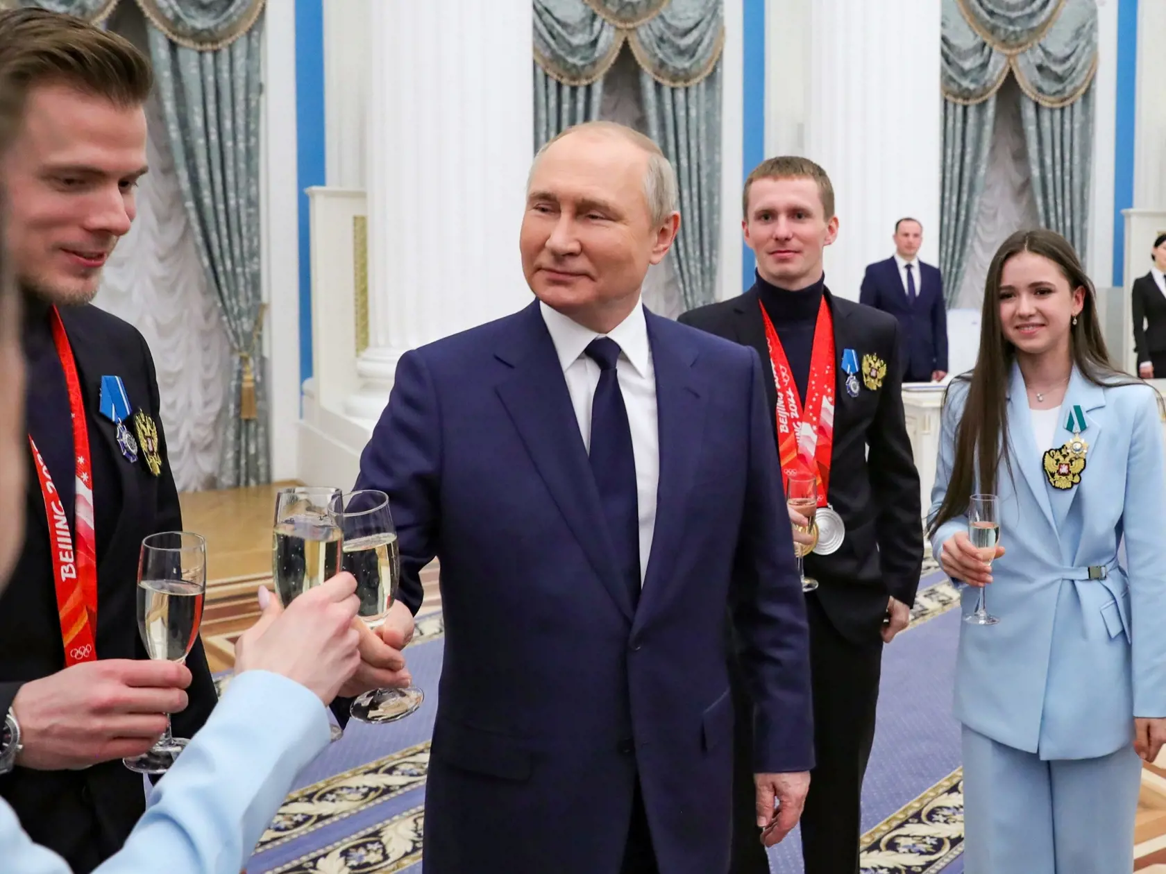 JB 28 Moskva - Ruský prezident Vladimir Putin (uprostred) si pripíja s ruskými olympionikmi a paralympionikmi počas jeho stretnutia s medailistami ruského olympijského výboru, ktorí sa zúčastnili na zimných OH v Pekingu, v Kremli v Moskve 26. apríla 2022. FOTO TASR/AP

Russian President Vladimir Putin meets with Russian athletes during an awarding ceremony for the Russian Olympic Committee's medalists of the XXIV Olympic Winter Games in Beijing and members of the Russian Paralympic team in the K
