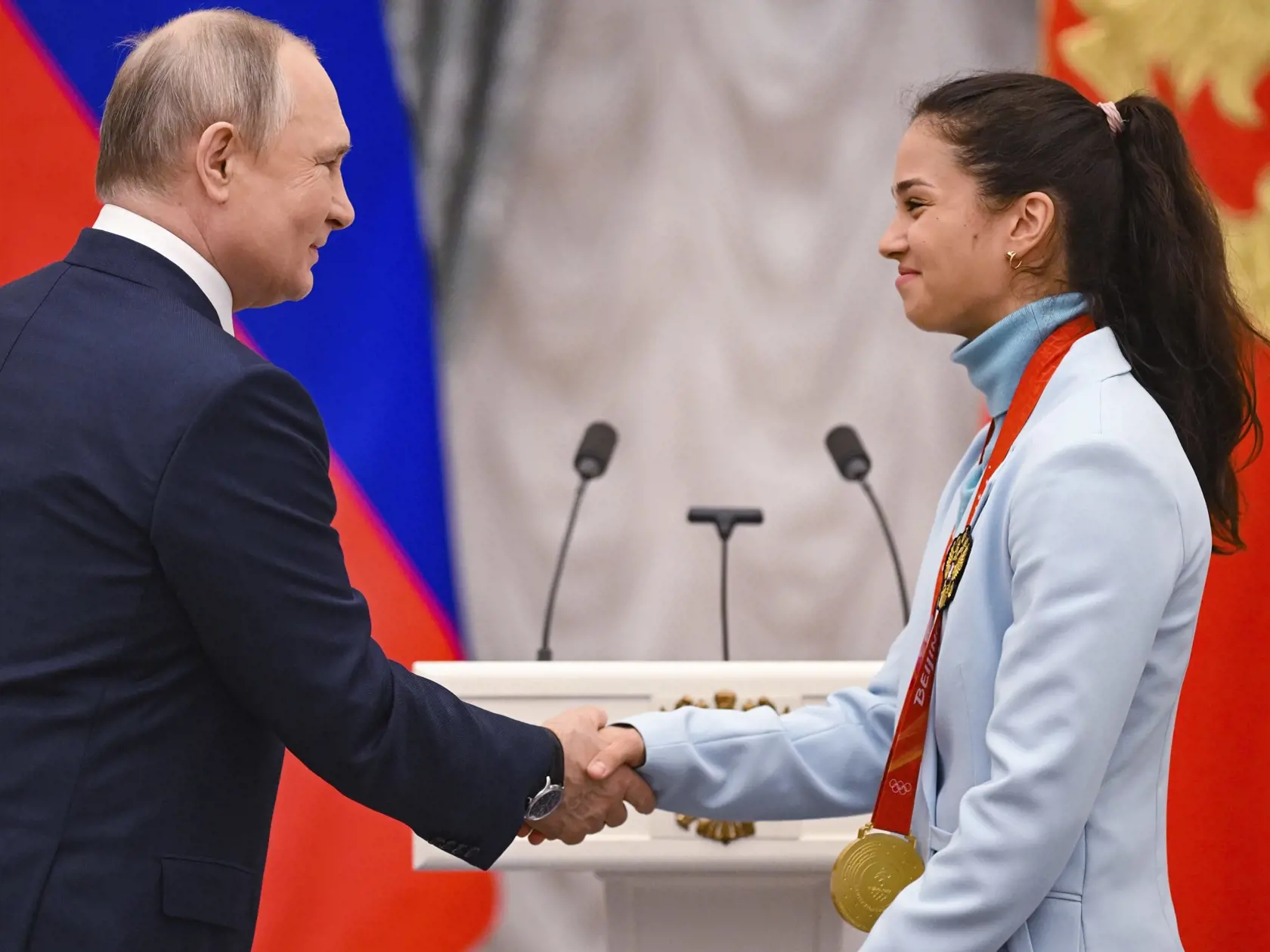 JB 44 Moskva - Ruský prezident Vladimir Putin (vľavo) si podáva ruku s bežkyňou na lyžiach Ruského olympijského výboru (ROC) Veronikou Stepanovovou počas jeho stretnutia s medailistami ruského olympijského výboru, ktorí sa zúčastnili na zimných OH v Pekingu, v Kremli v Moskve 26. apríla 2022. FOTO TASR/AP

Russian President Vladimir Putin shakes hands with Olympic champion in cross-country skiing Veronika Stepanova during an awarding ceremony for the Russian Olympic Committee's medalists of the 