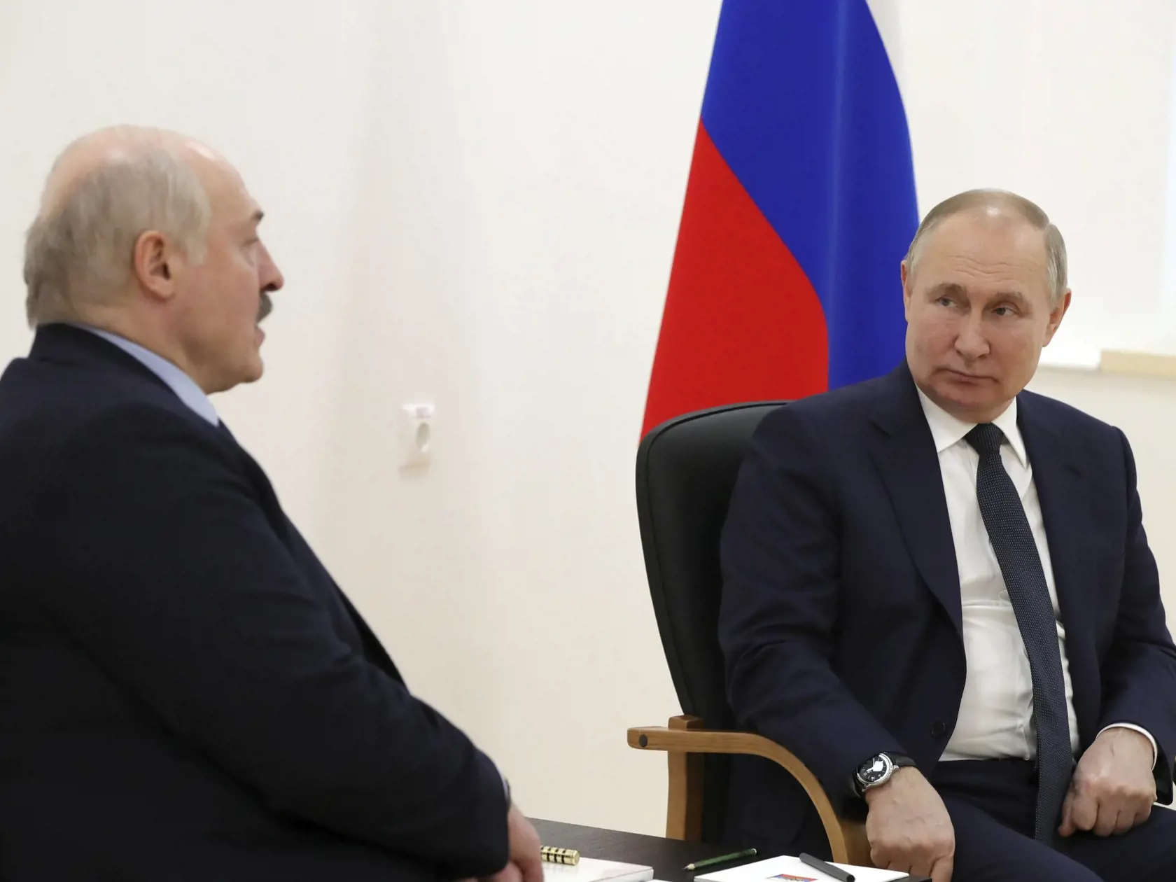 JB 2 Tsiolkovskyj - Ruský prezident Vladimir Putin (vpravo) sa rozpráva s bieloruským prezidentom Alexandrom Lukašenkom počas ich stretnutia v rámci návštevy kozmodrómu Vostočnyj, nachádzajúceho sa v Amurskej oblasti na ruskom Ďalekom východe pri hraniciach s Čínou, v regióne Tsiolkovskyj 12. apríla 2022. Ide o prvú Putinovu cestu mimo Moskvy od začiatku ruskej invázie na Ukrajinu. Rusko si dnes pripomína 61. výročie Gagarinovej pionierskej misie do vesmíru 12. apríla 1961. Preto sa tento deň v 