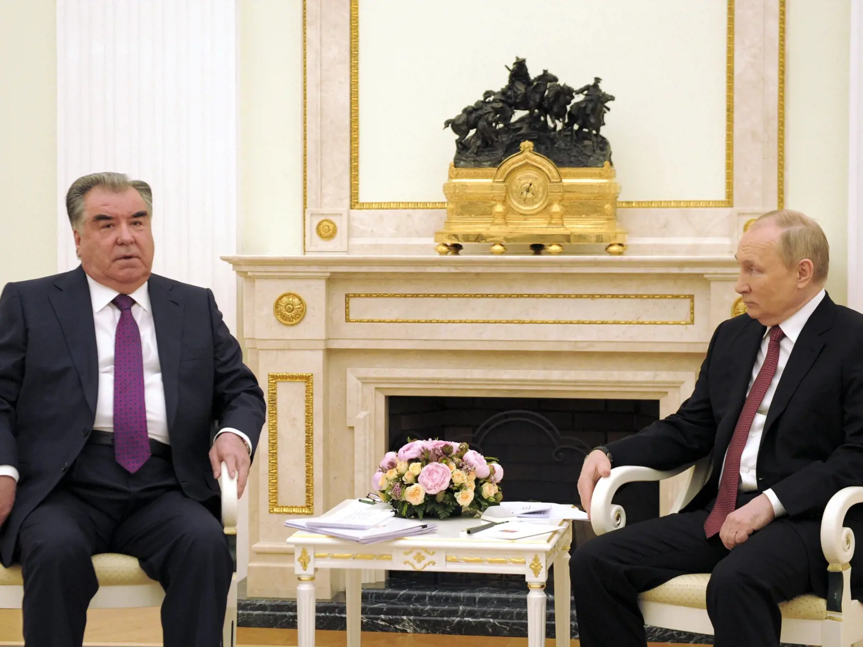 KK6 Moskva - Ruský prezident Vladimir Putin (vpravo) a tadžický prezident Emomali Rachmon pózujú pred rozhovormi na summite členských krajín Organizácie zmluvy o kolektívnej bezpečnosti (CSTO) 16. mája 2022 v Moskve. FOTO TASR/AP
Russian President Vladimir Putin, right, and Tajik President Emomali Rahmon pose for a photo prior to their talks on the sidelines of the meeting of the Collective Security Treaty Organization (CSTO) at the Kremlin, in Moscow, Russia, Monday, May 16, 2022. (Mikhail Klim