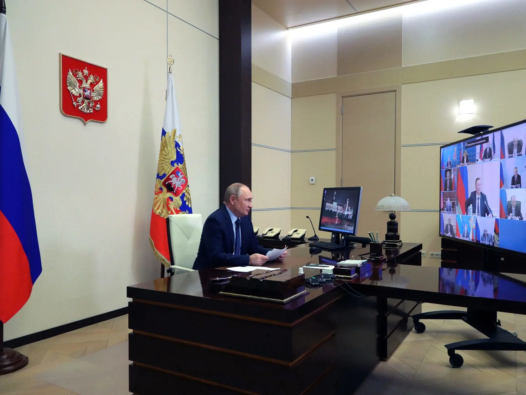 JB 51 Moskva - Ruský prezident Vladimir Putin predsedá zasadnutiu Bezpečnostnej rady prostredníctvom videokonferencie v jeho rezidencii Novo-Ogarjovo pri Moskve 15. apríla 2022. FOTO TASR/AP

Russian President Vladimir Putin chairs a Security Council meeting via videoconference at the Novo-Ogaryovo residence outside Moscow, Russia, Friday, April 15, 2022. (Mikhail Klimentyev, Sputnik, Kremlin Pool Photo via AP)