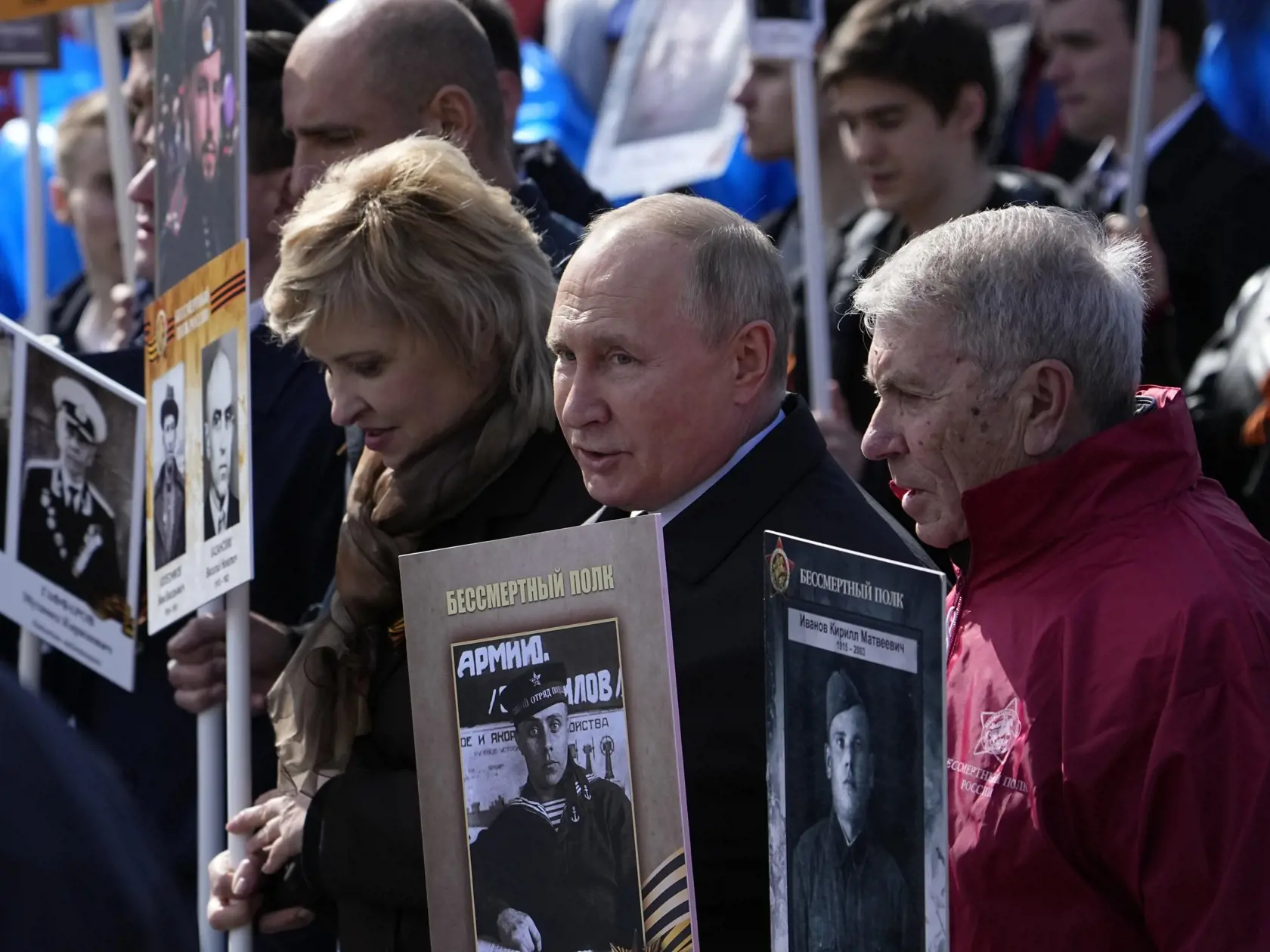 JB 12 Moskva - Ruský prezident Vladimir Putin (uprostred) počas pochodu Nesmrteľného pluku cez Červené námestie pri príležitosti 77. výročia osláv Dňa víťazstva nad hitlerovským Nemeckom v druhej svetovej vojne v Moskve 9. mája 2022. FOTO TASR/AP

Russian President Vladimir Putin, centre, attends the Immortal Regiment march through Red Square marking the 77th anniversary of the end of World War II, in Moscow, Russia, Monday, May 9, 2022. (AP Photo/Alexander Zemlianichenko)