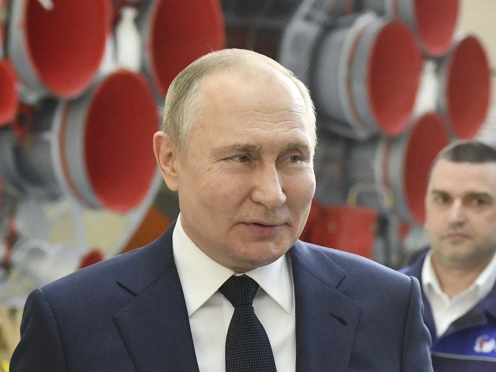 JB 6 Tsiolkovskyj - Ruský prezident Vladimir Putin hovorí so zamestnancami vesmírnej agentúry Roscosmos počas jeho návštevy kozmodrómu Vostočnyj, nachádzajúceho sa v Amurskej oblasti na ruskom Ďalekom východe pri hraniciach s Čínou, v regióne Tsiolkovskyj 12. apríla 2022. Ide o prvú Putinovu cestu mimo Moskvy od začiatku ruskej invázie na Ukrajinu. Rusko si dnes pripomína 61. výročie Gagarinovej pionierskej misie do vesmíru 12. apríla 1961. Preto sa tento deň v Rusku oslavuje aj ako Deň kozmonau