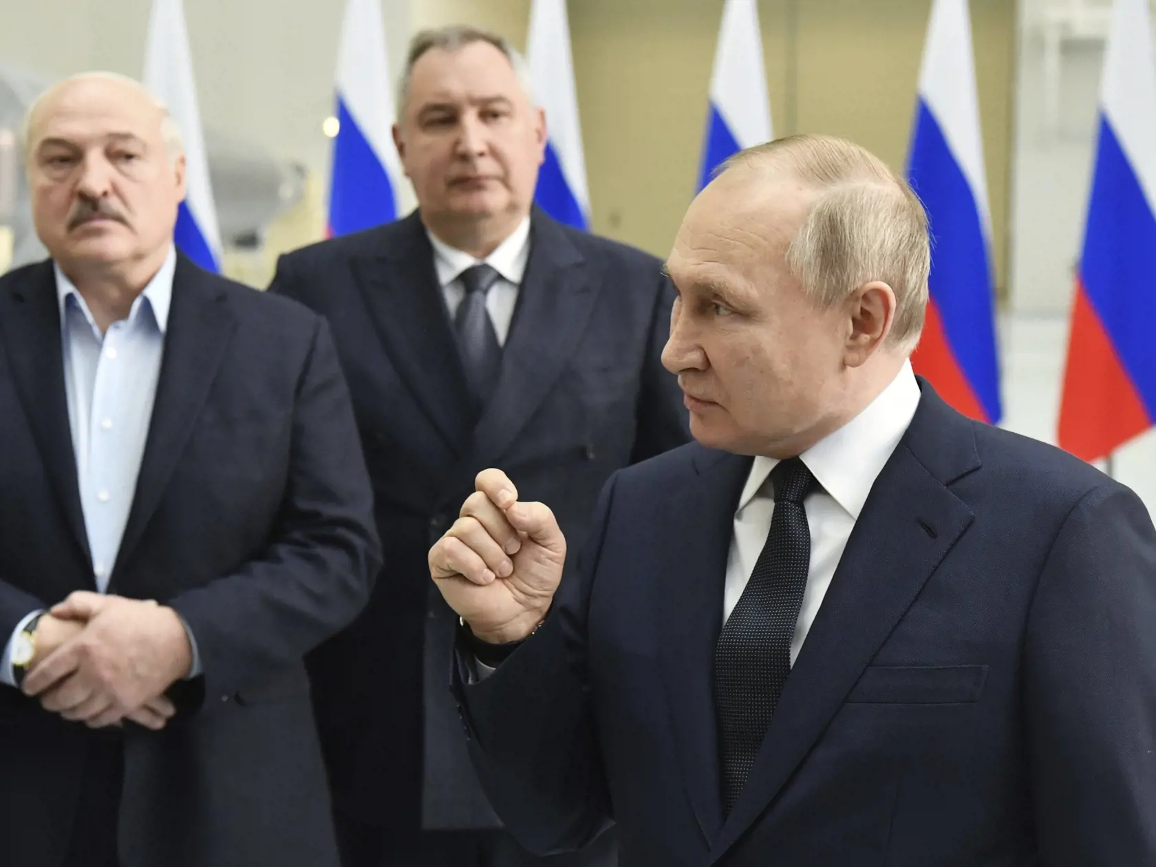 JB 4 Tsiolkovskyj - Ruský prezident Vladimir Putin (vpravo), bieloruský prezident Alexandr Lukašenko (vľavo) a šéf ruského Roscosmosu Dmitrij Rogozin (uprostred) rozprávajú počas ich návštevy kozmodrómu Vostočnyj, nachádzajúceho sa v Amurskej oblasti na ruskom Ďalekom východe pri hraniciach s Čínou, v regióne Tsiolkovskyj 12. apríla 2022. Ide o prvú Putinovu cestu mimo Moskvy od začiatku ruskej invázie na Ukrajinu. Rusko si dnes pripomína 61. výročie Gagarinovej pionierskej misie do vesmíru 12. 