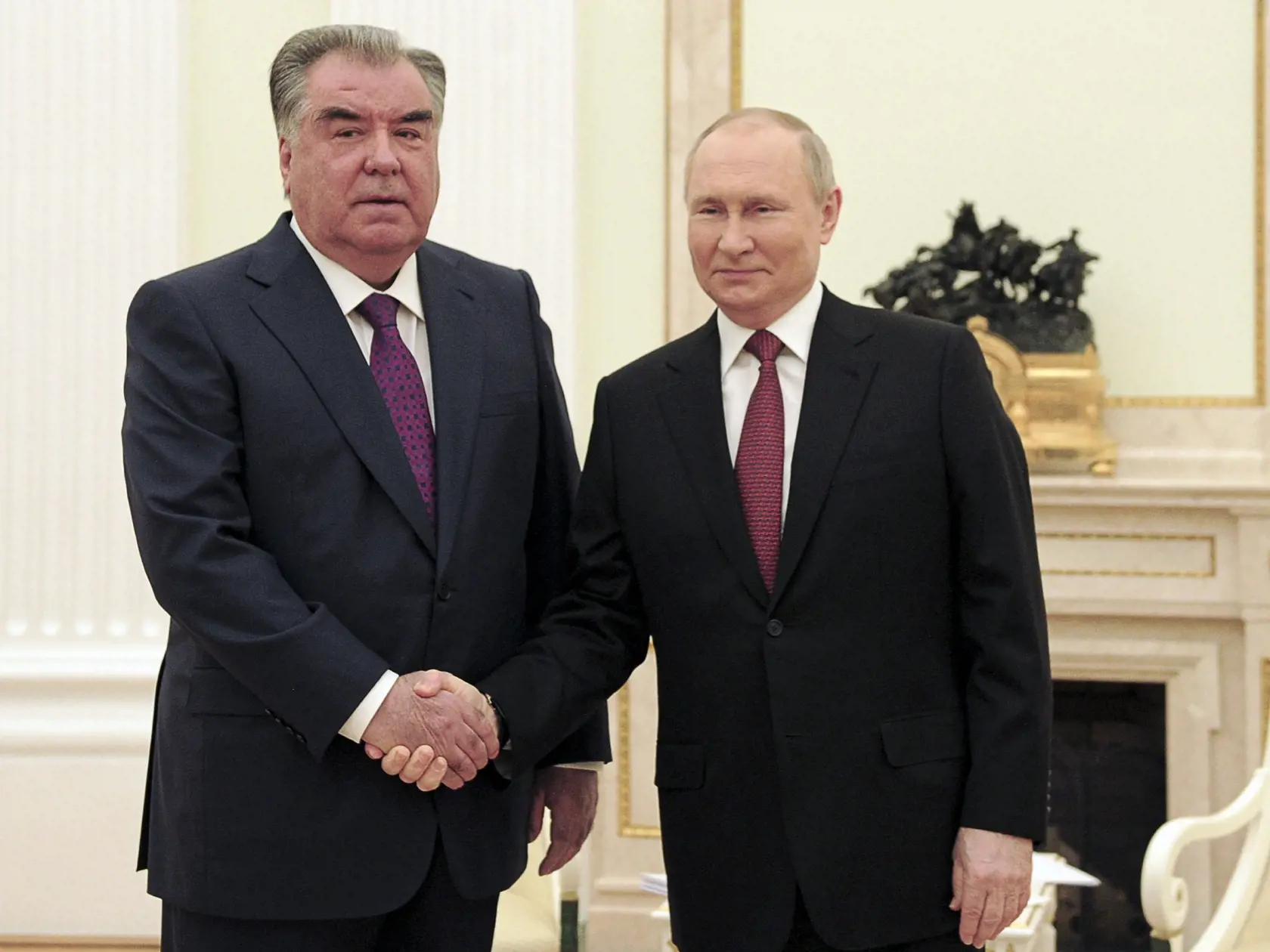 KK7 Moskva - Ruský prezident Vladimir Putin (vpravo) a tadžický prezident Emomali Rachmon pózujú pred rozhovormi na summite členských krajín Organizácie zmluvy o kolektívnej bezpečnosti (CSTO) 16. mája 2022 v Moskve. FOTO TASR/AP
Russian President Vladimir Putin, right, and Tajik President Emomali Rahmon pose for a photo prior to their talks on the sidelines of the meeting of the Collective Security Treaty Organization (CSTO) at the Kremlin, in Moscow, Russia, Monday, May 16, 2022. (Mikhail Klim