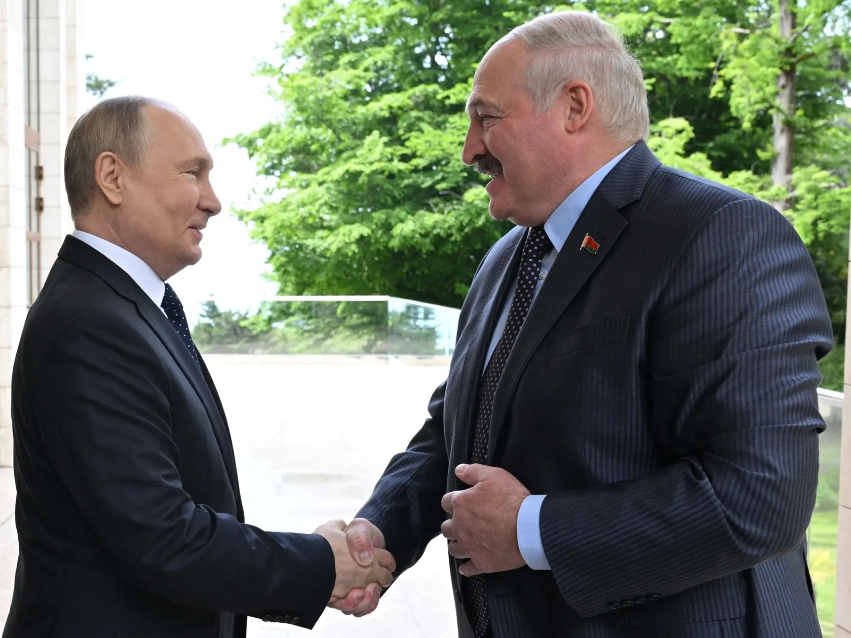 WA 4 Soči - Ruský prezident Vladimir Putin (vľavo) a bieloruský prezident Alexandr Lukašenko (vpravo) si podávajú ruky počas stretnutia v ruskom čiernomorskom letovisku Soči v pondelok 23. mája 2022. FOTO TASR/AP 
 

Russian President Vladimir Putin, left, and Belarusian President Alexander Lukashenko greet each other during their meeting at the Bocharov Ruchei residence in the Black Sea resort of Sochi, Russia, Monday, May 23, 2022. (Ramil Sitdikov, Sputnik, Kremlin Pool Photo via AP)