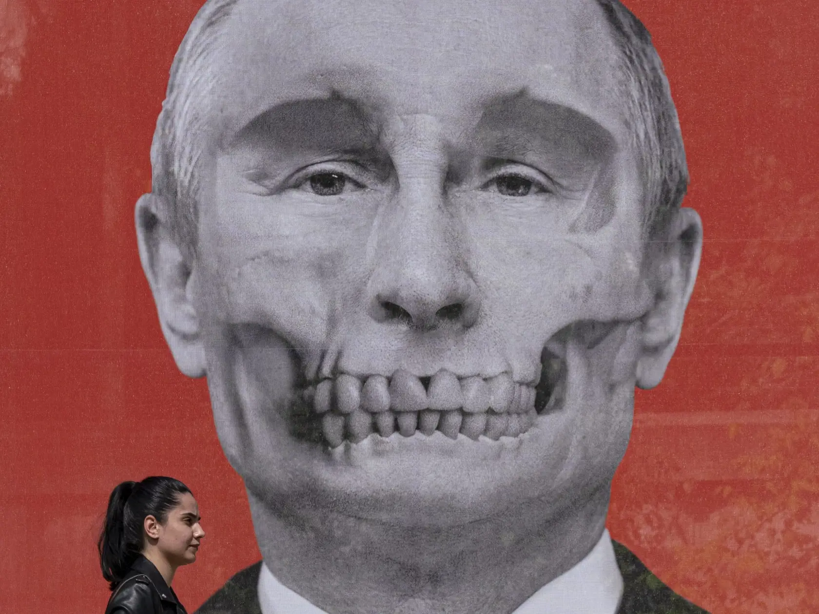 WA 7 Bukurešť - Žena kráča okolo umeleckej podobizne ruského prezidenta Vladimira Putina z dielne Krissa Salmanisa z Lotyšska, ktorá sa nachádza pred ruským veľvyslanectvom v Bukurešti v piatok 29. apríla 2022. FOTO TASR/AP    

A woman walks by an artistic depiction of Russian President Vladimir Putin by Kriss Salmanis of Latvia, outside the Russian embassy in Bucharest, Romania, Friday, April 29, 2022. (AP Photo/Vadim Ghirda)