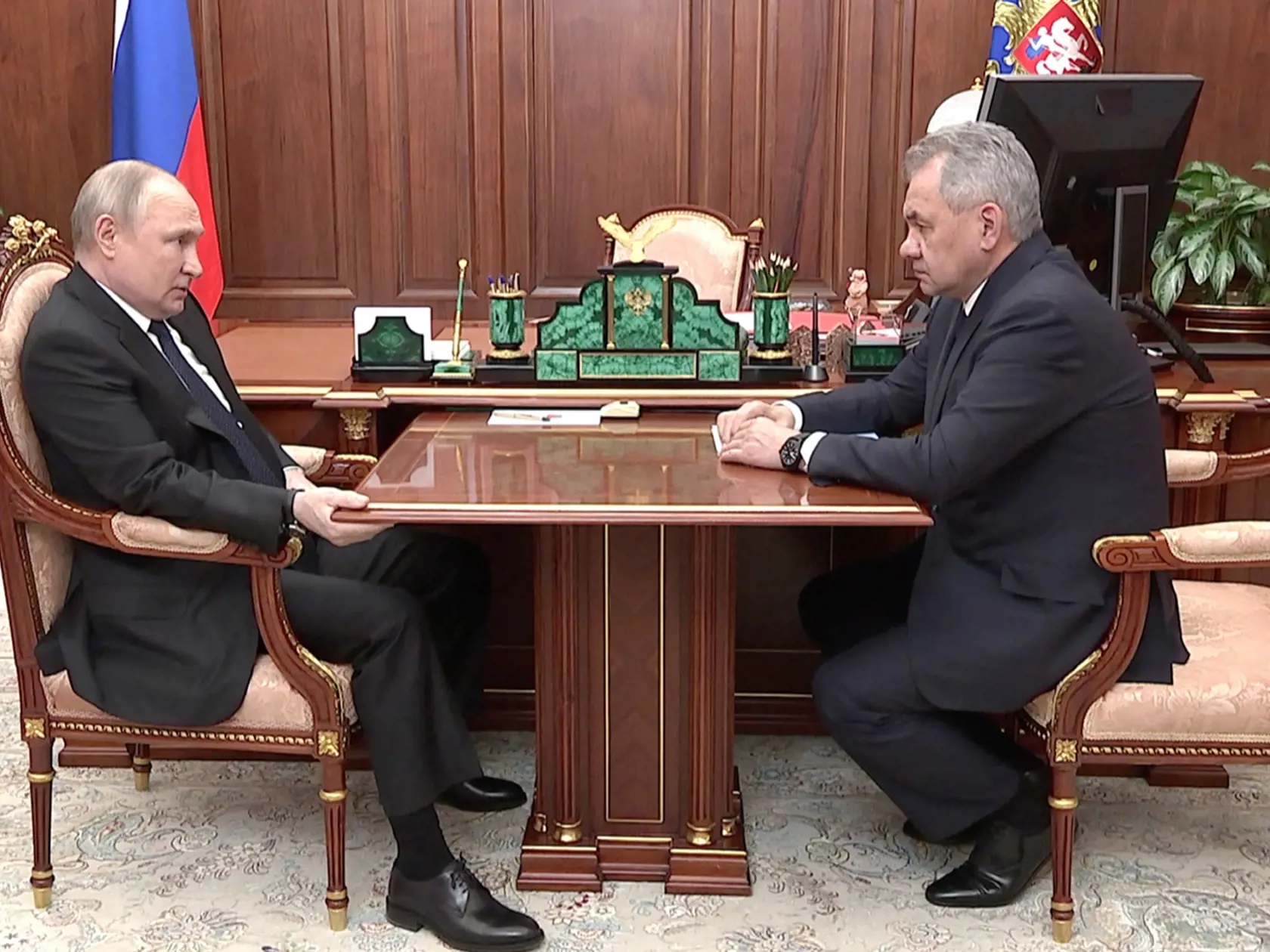WA 20 Moskva - Ruský prezident Vladimir Putin (vľavo) a ruský minister obrany Sergej Šojgu sa pozerajú na seba počas stretnutia v Moskve vo štvrtok 21. apríla 2022. FOTO TASR/AP 


In this photo released by the Russian Presidential Press Service, Russian President Vladimir Putin, left, and Russian Defense Minister Sergei Shoigu look at each other during their meeting in the Kremlin in Moscow, Russia, Thursday, April 21, 2022. (Russian Presidential Press Service via AP)