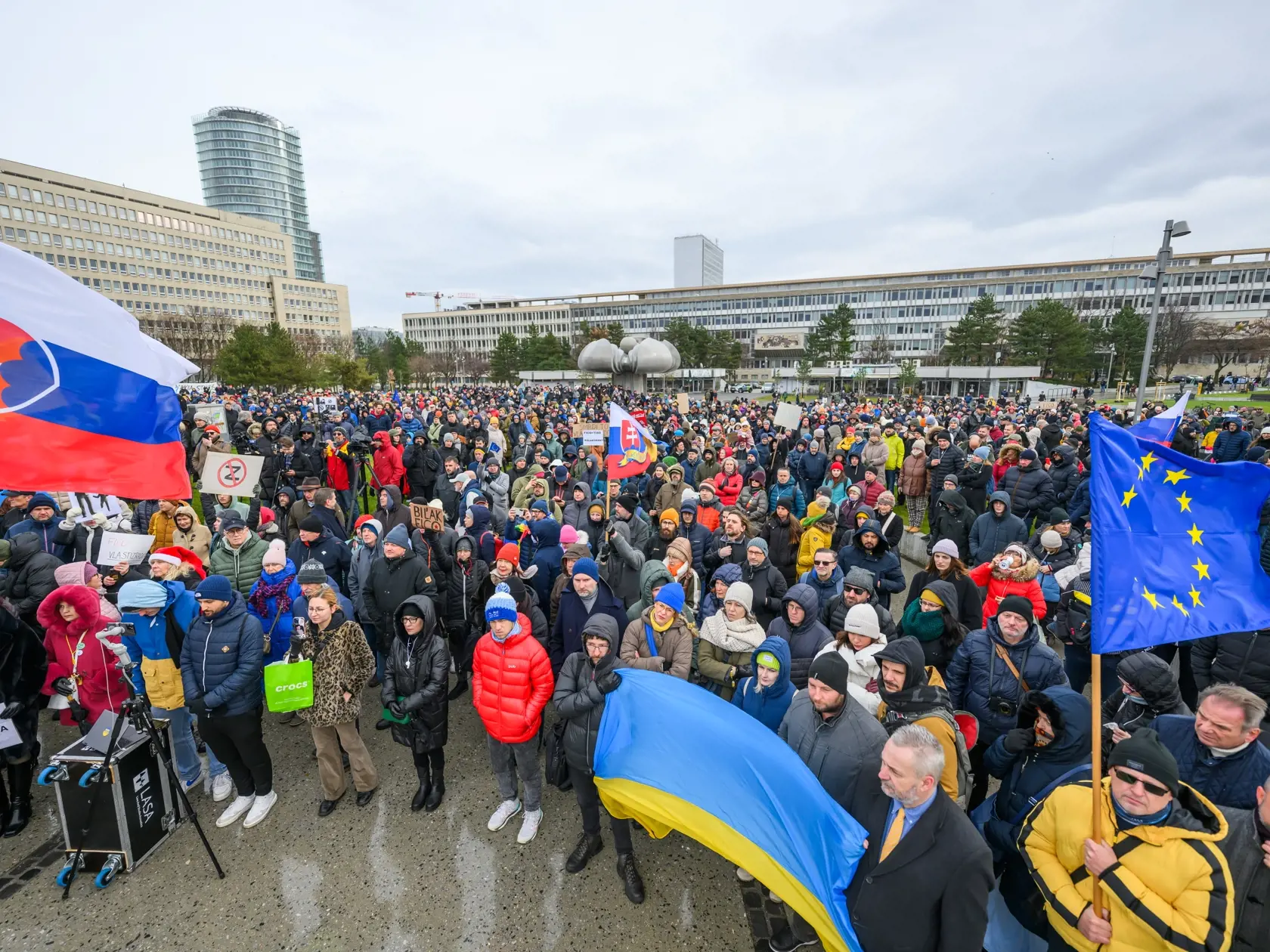 Na snímke protest proti nedeľnej návšteve predsedu vlády SR Roberta Fica (Smer-SD) v Moskve na Námestí slobody v Bratislave v pondelok 23. decembra 2024.