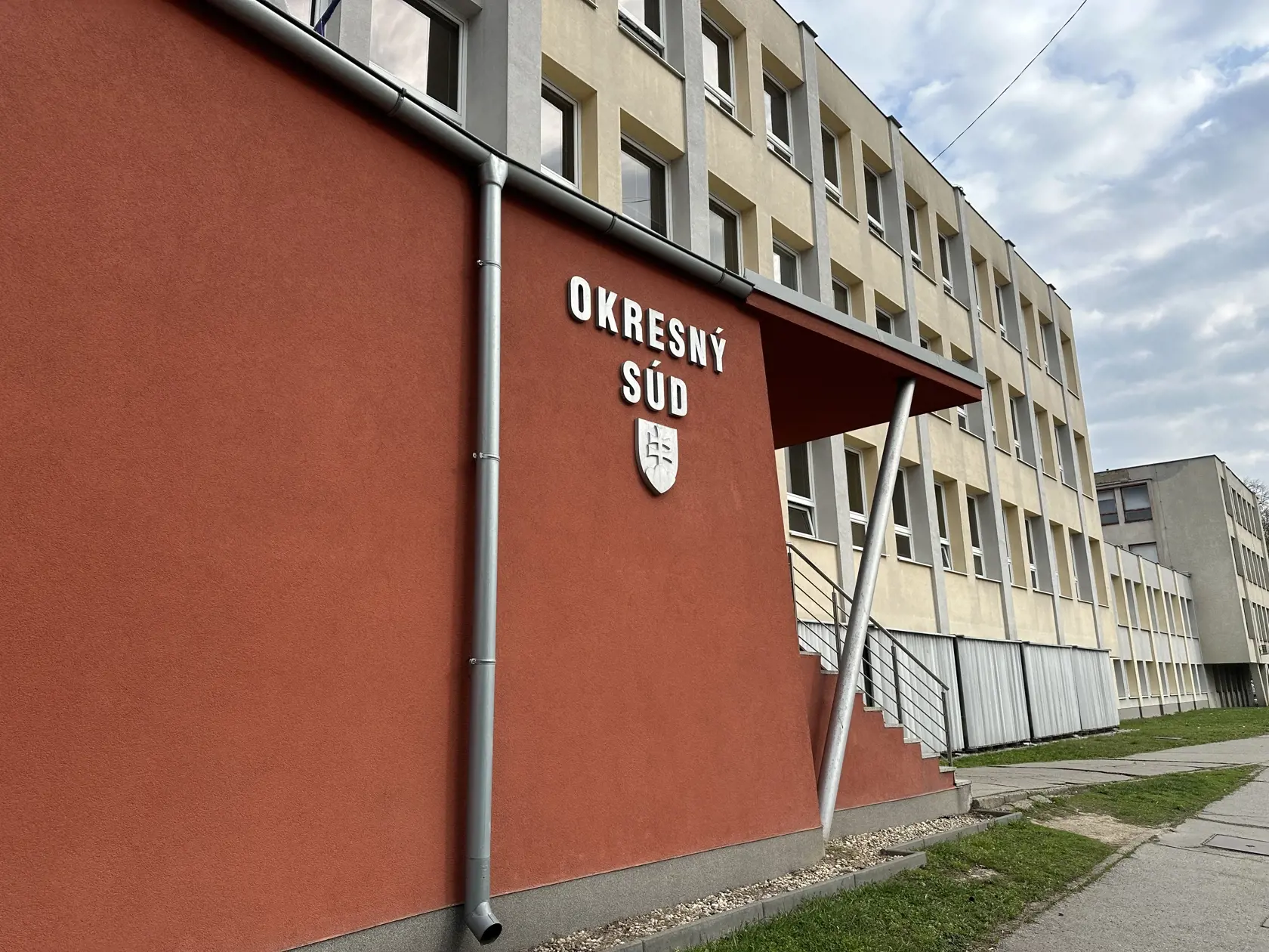 Okresný súd Trebišov v utorok (30.4.) vo veci rozhodol a návrhu školy vyhovel. „Netajím svoje veľké rozhorčenie nad verdiktom okresného súdu, že sa musím pozdržať akýchkoľvek vyjadrení na margo školy a šikany, ktorá tam je,“ zúfalo komentuje vo videu na noviny.sk neprávoplatné rozhodnutie súdu otec nebohého Romana.