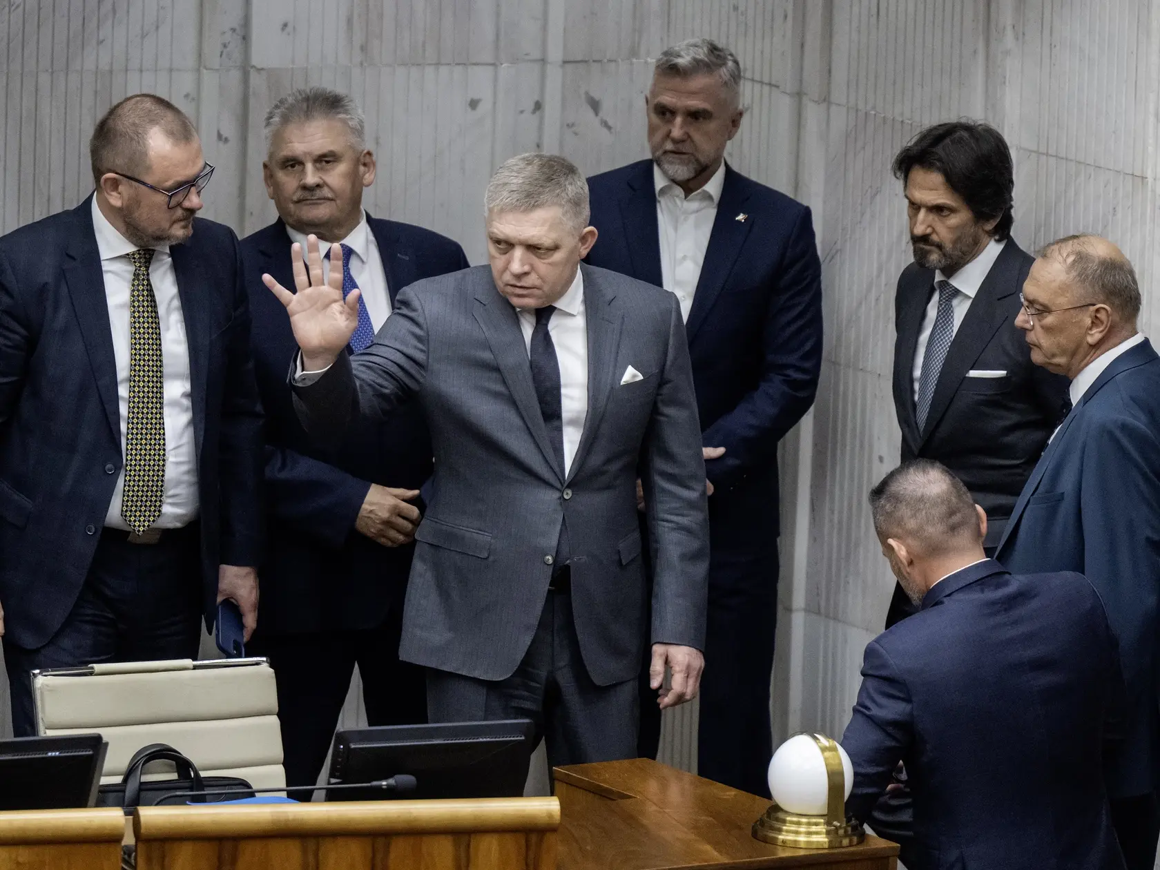Na snímke zľava poslanci NR SR Marián Saloň, Ján Richter, premiér SR Robert Fico, podpredseda NR SR Tibor Gašpar, minister obrany SR Robert Kaliňák, poslanec NR SR Ľubomír Vážny (všetci Smer) a poslanec NR SR Branislav Becík (Hlas) počas prestávky na 33. schôdzi NR SR 26. marca 2025 v Bratislave.