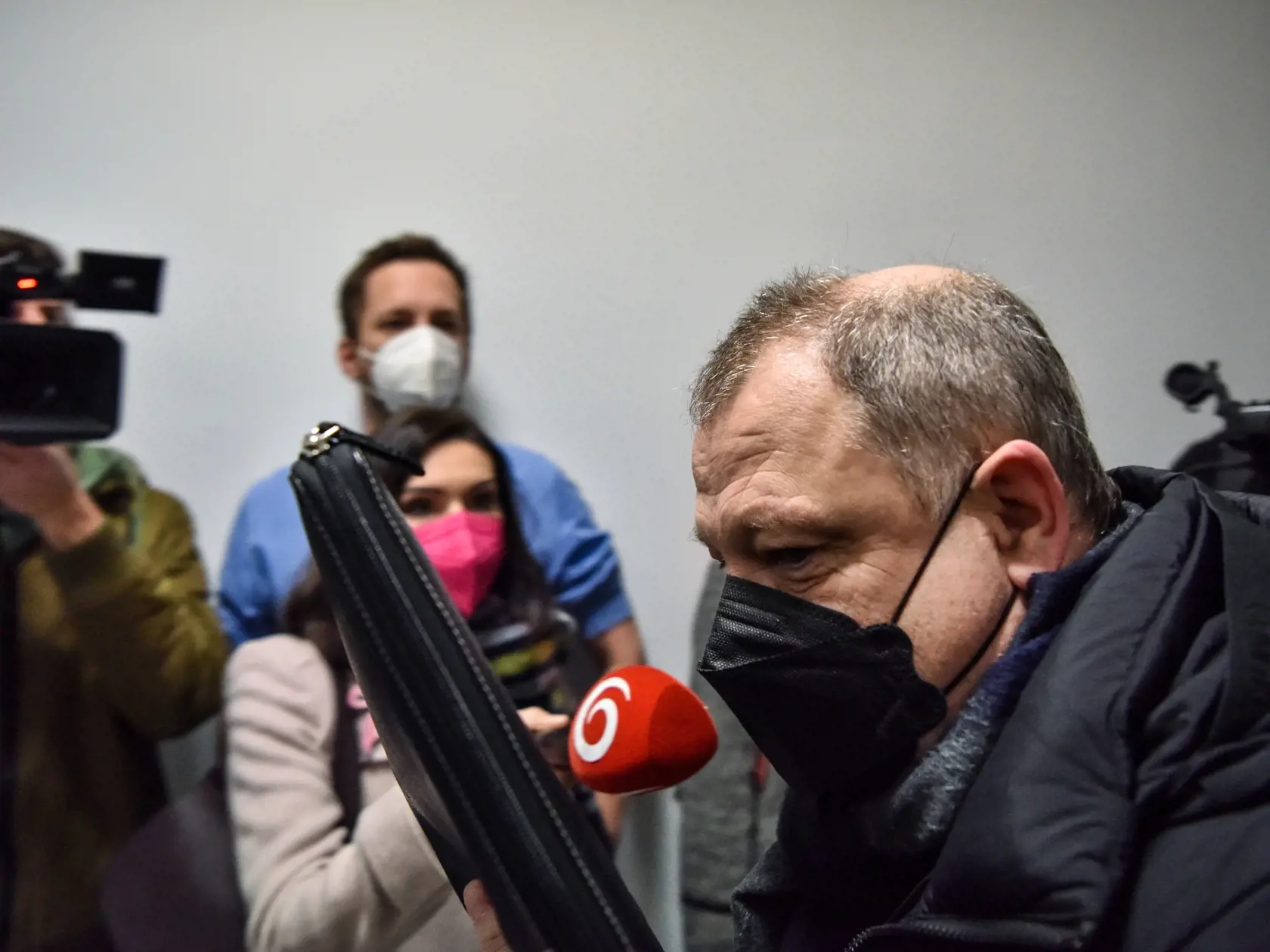 Na snímke v popredí obžalovaný organizátor a vedúci detského tábora Chachaland Roman P. prichádza na verejné pojednávanie na Okresnom súde Bratislava II vo veci sexuálneho zneužívania maloletého dievčaťa v utorok 18. januára 2022 v Bratislave. FOTO TASR - Pavol Zachar