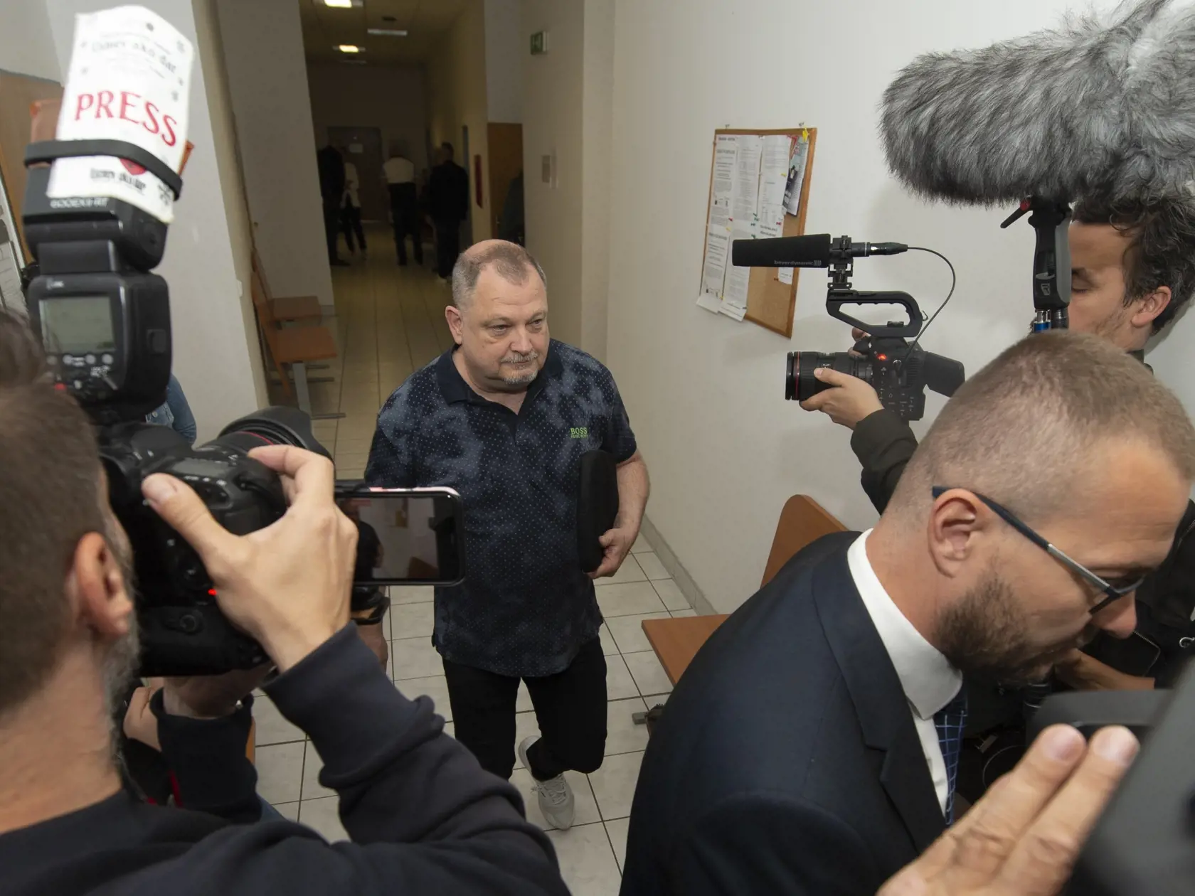 Na snímke obžalovaný Roman Paulíny prichádza na hlavné súdne pojednávanie v kauze sexuálneho zneužívania v detskom tábore Chachaland na Okresný  súd (OS) Bratislava II. v utorok 31. mája 2022. Hlavný organizátor tábora Roman Paulíny čelí obžalobe za sexuálne zneužívanie bývalej maloletej chovankyne tábora. FOTO TASR - Martin Baumann