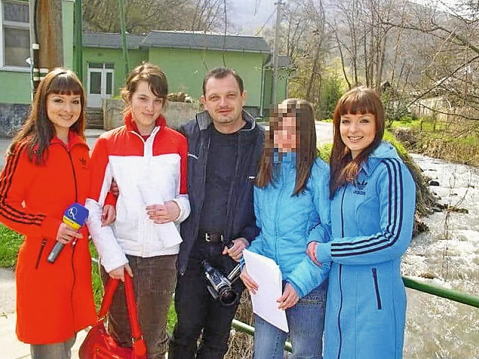 Ako tínedžerka je Katarína (druhá zľava) v spoločnosti Romana Paulínyho, jeho dcéry a Twinsiek.