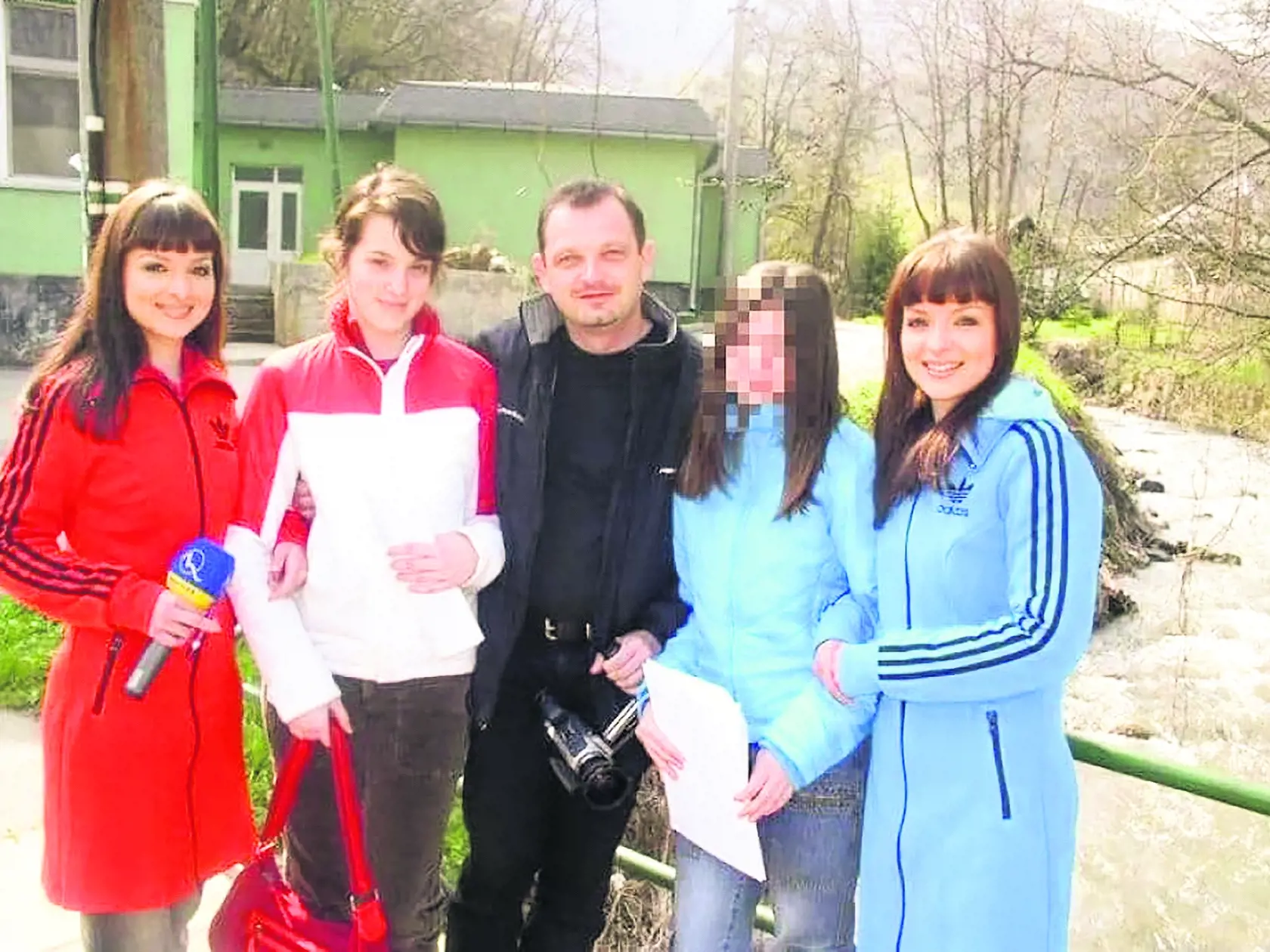 Ako tínedžerka je Katarína (druhá zľava) v spoločnosti Romana Paulínyho, jeho dcéry a Twinsiek.