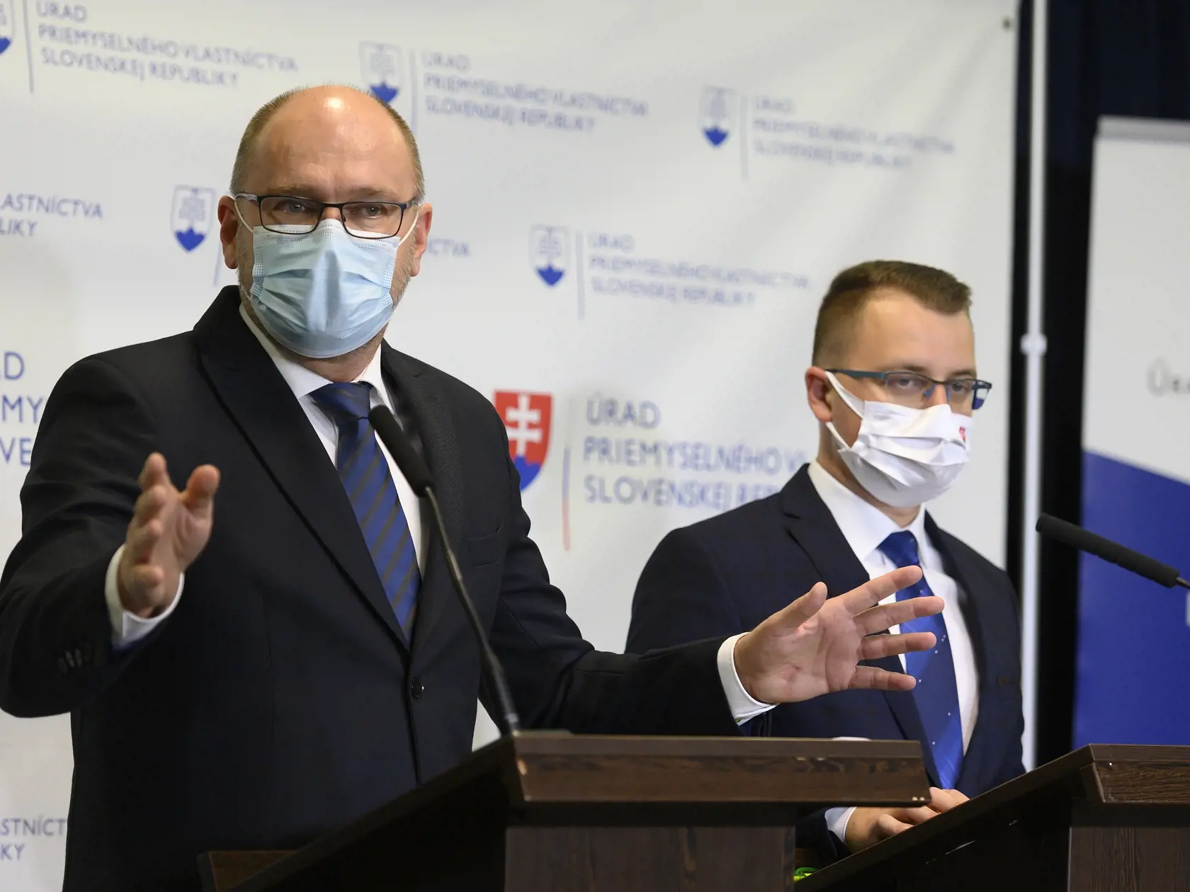 Na snímke zľava predseda SaS Richard Sulík a predseda Úradu priemyselného vlastníctva (ÚPV) SR Matúš Medvec počas tlačovej konferencie na tému: Nový vietor na patentovom úrade - k ochrannej známke sa dostanete rýchlejšie 15. októbra 2020 v Bratislave. FOTO TASR - Pavel Neubauer



         
