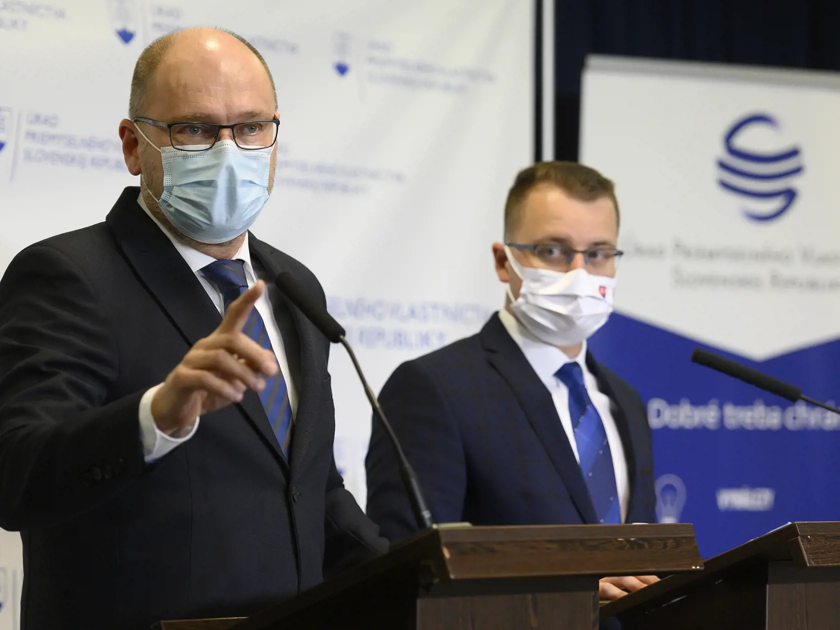 Na snímke zľava predseda SaS Richard Sulík a predseda Úradu priemyselného vlastníctva (ÚPV) SR Matúš Medvec počas tlačovej konferencie na tému: Nový vietor na patentovom úrade - k ochrannej známke sa dostanete rýchlejšie 15. októbra 2020 v Bratislave. FOTO TASR - Pavel Neubauer



         