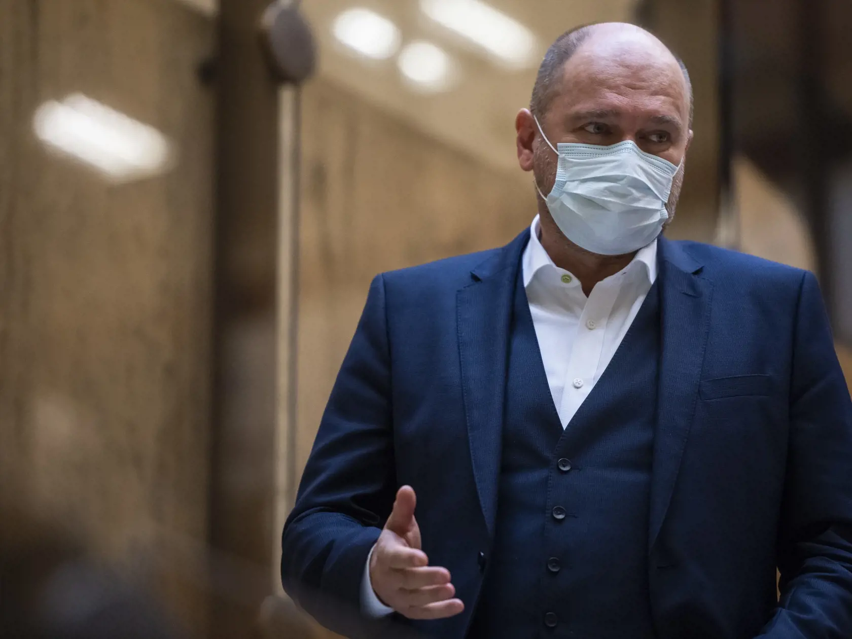 Na snímke minister hospodárstva SR a prvý podpredseda vlády pre ekonomiku SR Richard Sulík (SAS) prichádza na tlačový brífing počas 43. rokovania vlády SR v Bratislave 14. októbra 2020. FOTO TASR - Jaroslav Novák