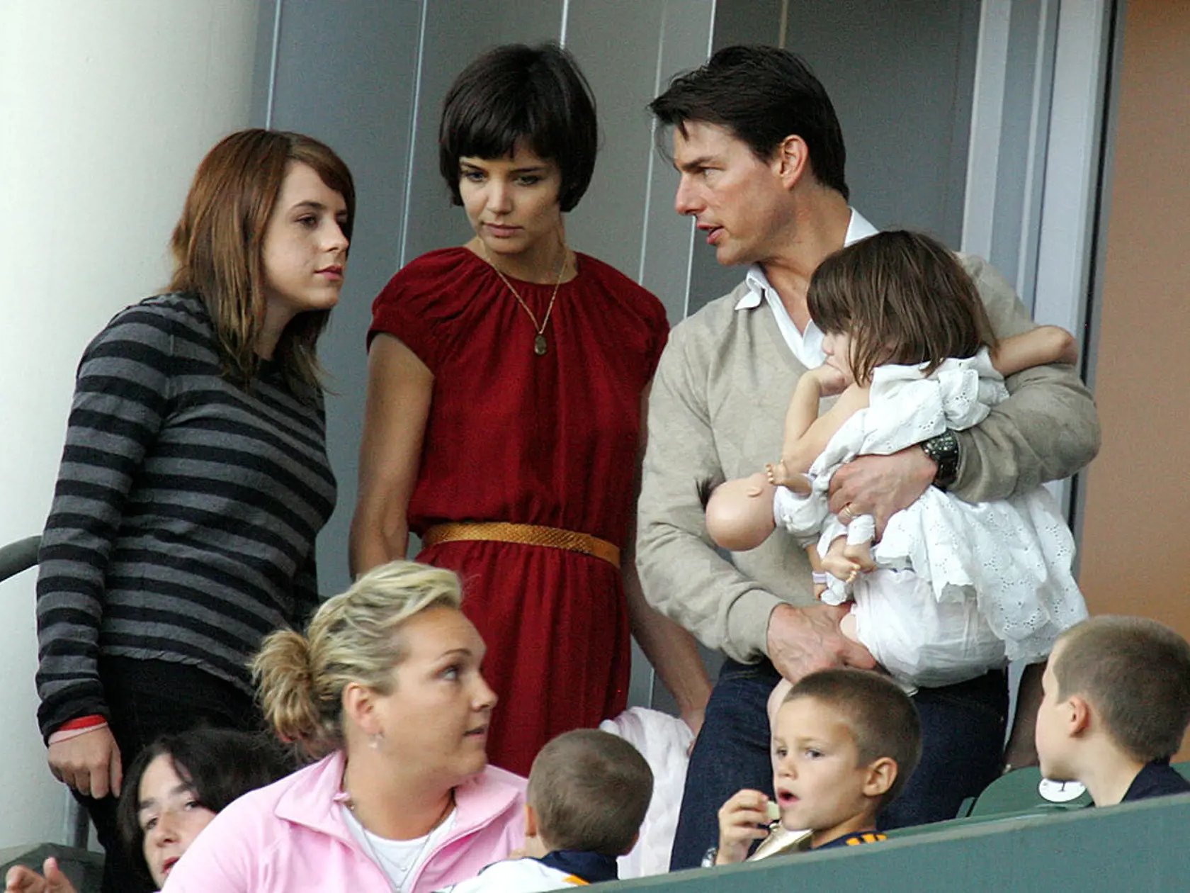 Tom Cruise a Katie Holmes s dcérou Suri. Na kraji Tomova adoptívna dcéra Isabella.