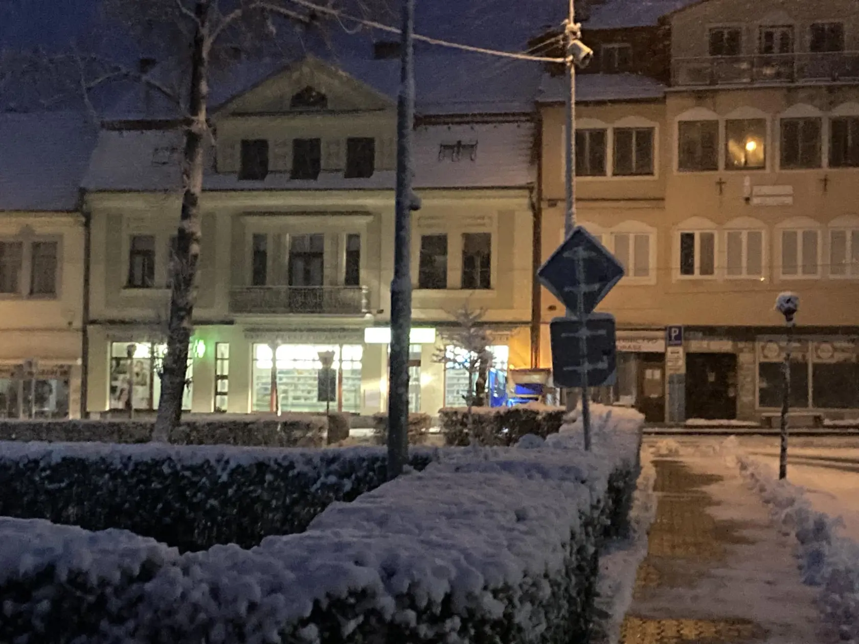 "Technické služby mesta už pracujú a odhŕňajú sneh tak rýchlo ako sa dá. Objavte v sebe starú detskú radosť," napísal portál redakcie Rimava.sk a zverejnil na sociálnej sieti nádherné fotky z mesta.