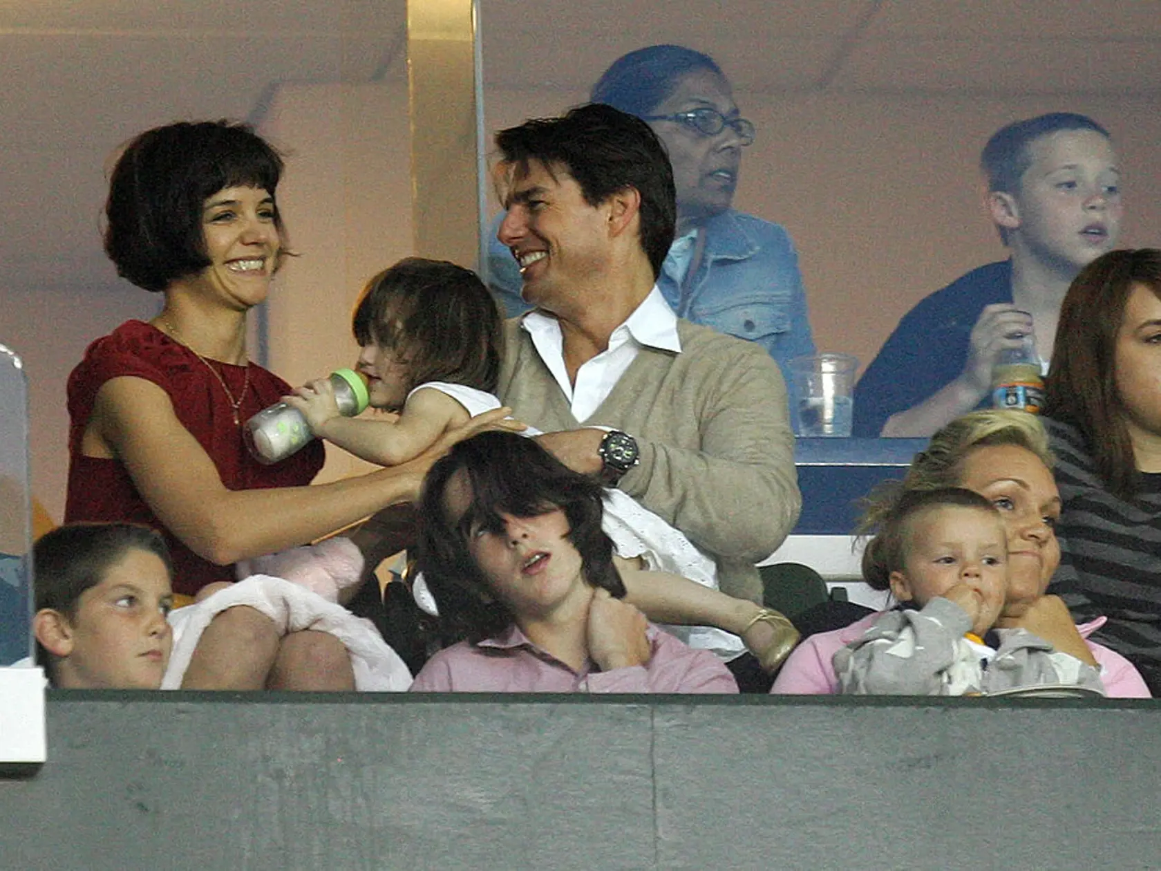 Tom Cruise a Katie Holmes s dcérou Suri. Na kraji Tomova adoptívna dcéra Isabella.