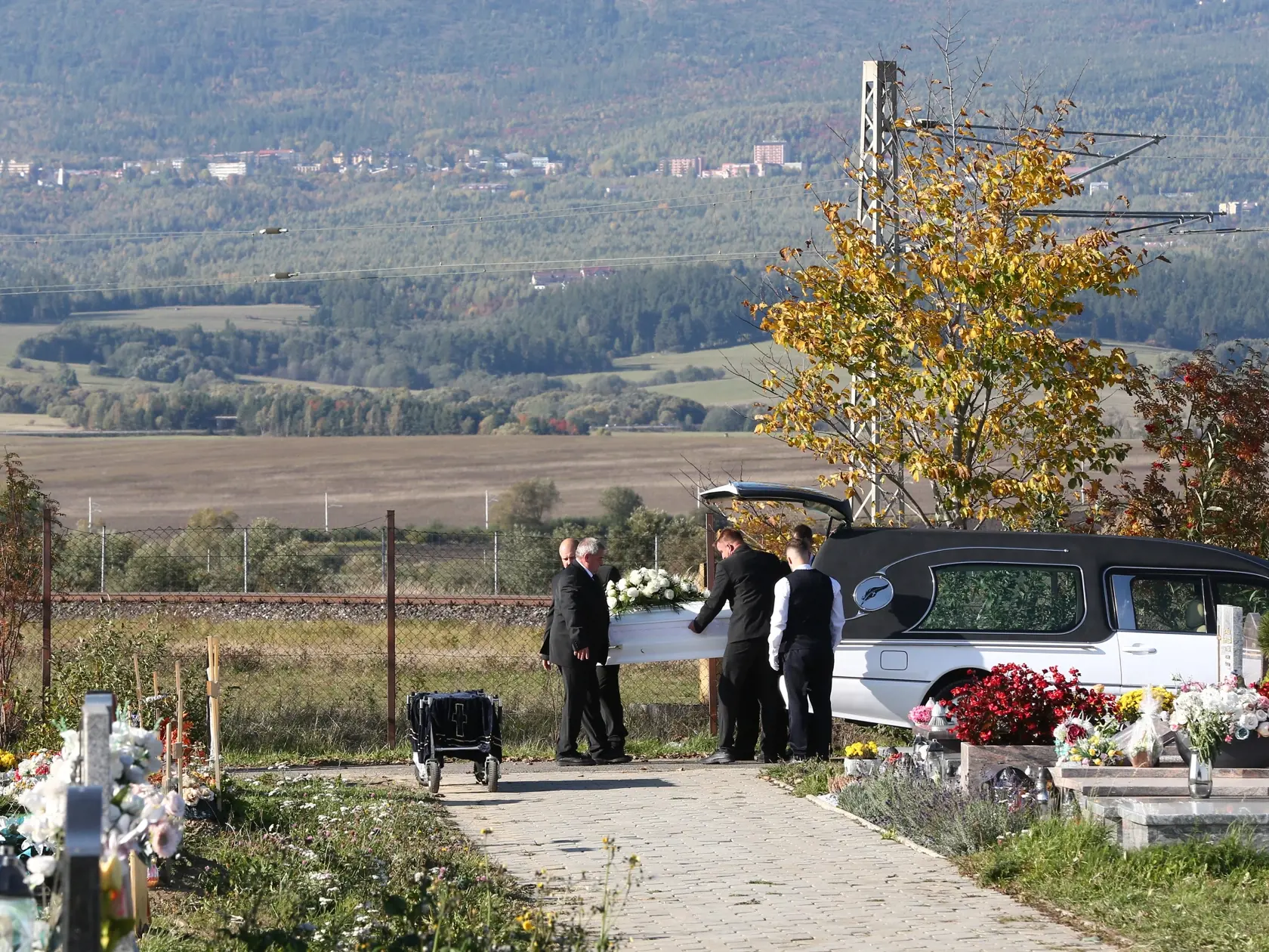 Posledná rozlúčka s nadanou študentkou Broňou. V sobotu (8.10.) sa rozlúčili rodiny Mareka a Brone so svojími milovanými deťmi, vnúčatami, a súrodencami. Ich mladé životy vyhasli vinou opitého vodiča.
