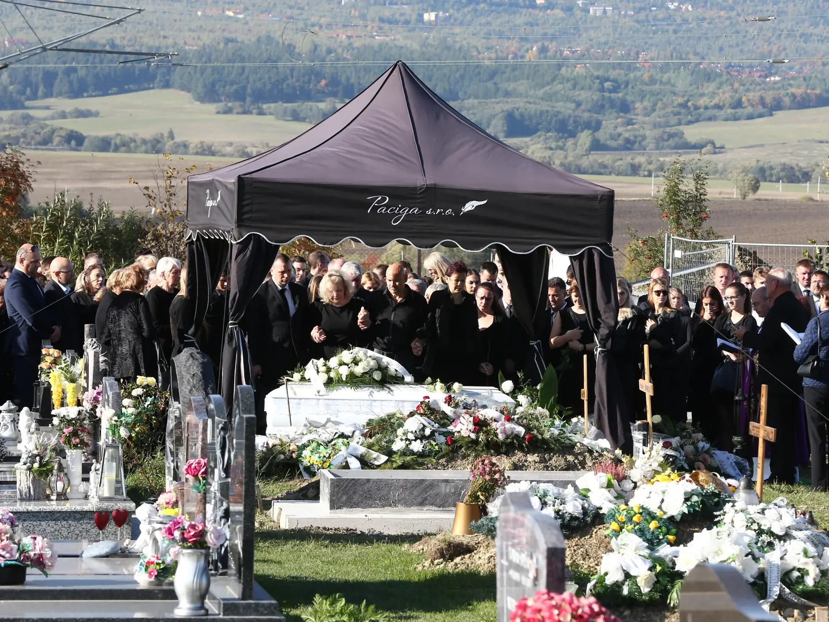 Posledná rozlúčka s nadanou študentkou Broňou. V sobotu (8.10.) sa rozlúčili rodiny Mareka a Brone so svojími milovanými deťmi, vnúčatami, a súrodencami. Ich mladé životy vyhasli vinou opitého vodiča.