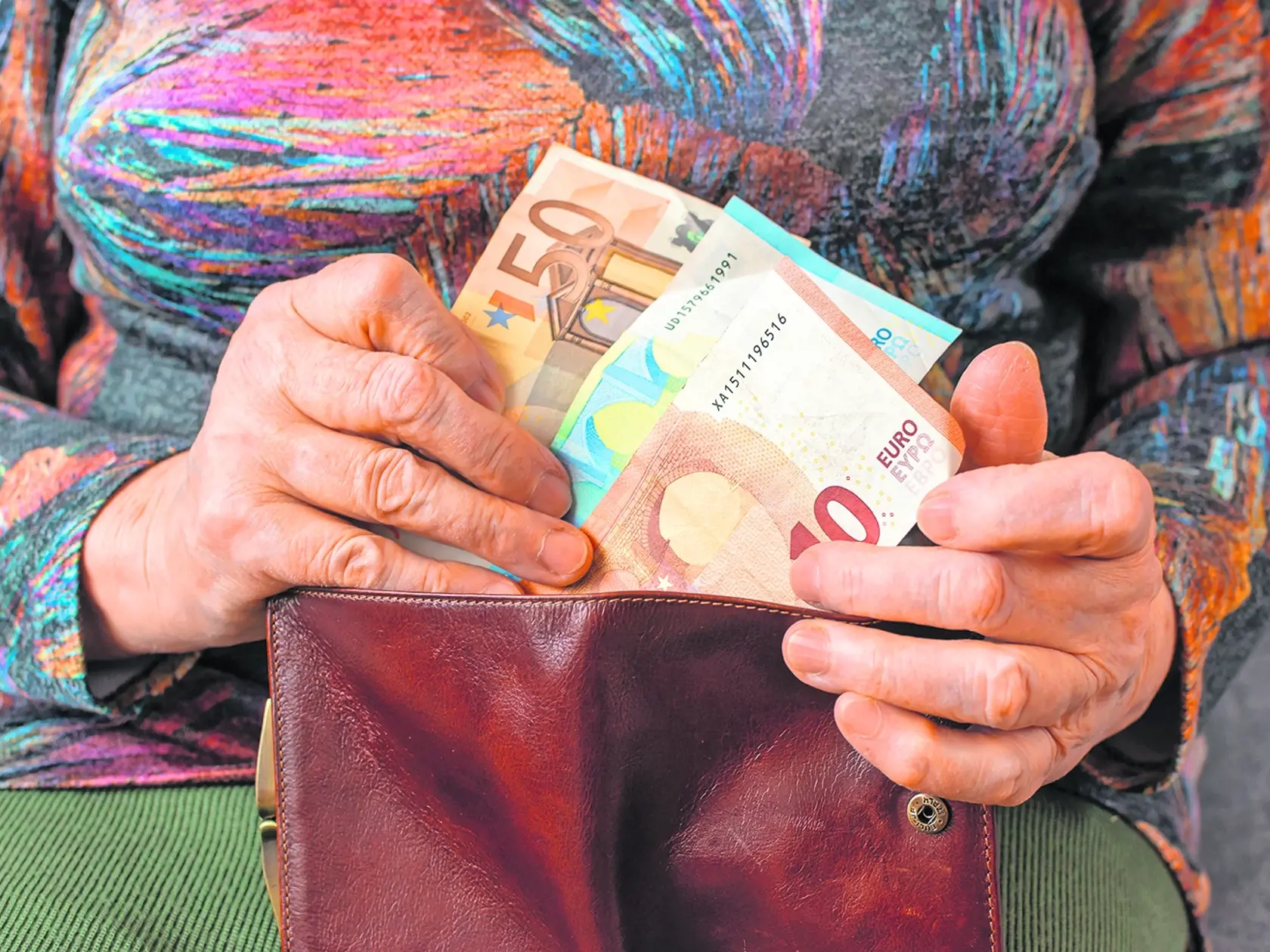 Príklad č. 2: Pani Kornélia dovŕši dôchodkový vek 1. augusta 2025, požiada ale o jeho priznanie od 1. augusta 2024. Do dovŕšenia dôchodkového veku jej tiež chýba rok, odpracoval, 46 rokov a zarábala priemernú mzdu. Sociálna poisťovňa jej vypočíta penziu v sume 709,60 eura mesačne.

Keďže suma penzie je vyššia, ako bude zákonom stanovená suma 438,40 eura, predčasný dôchodok bude tejto penzistke priznaný.
