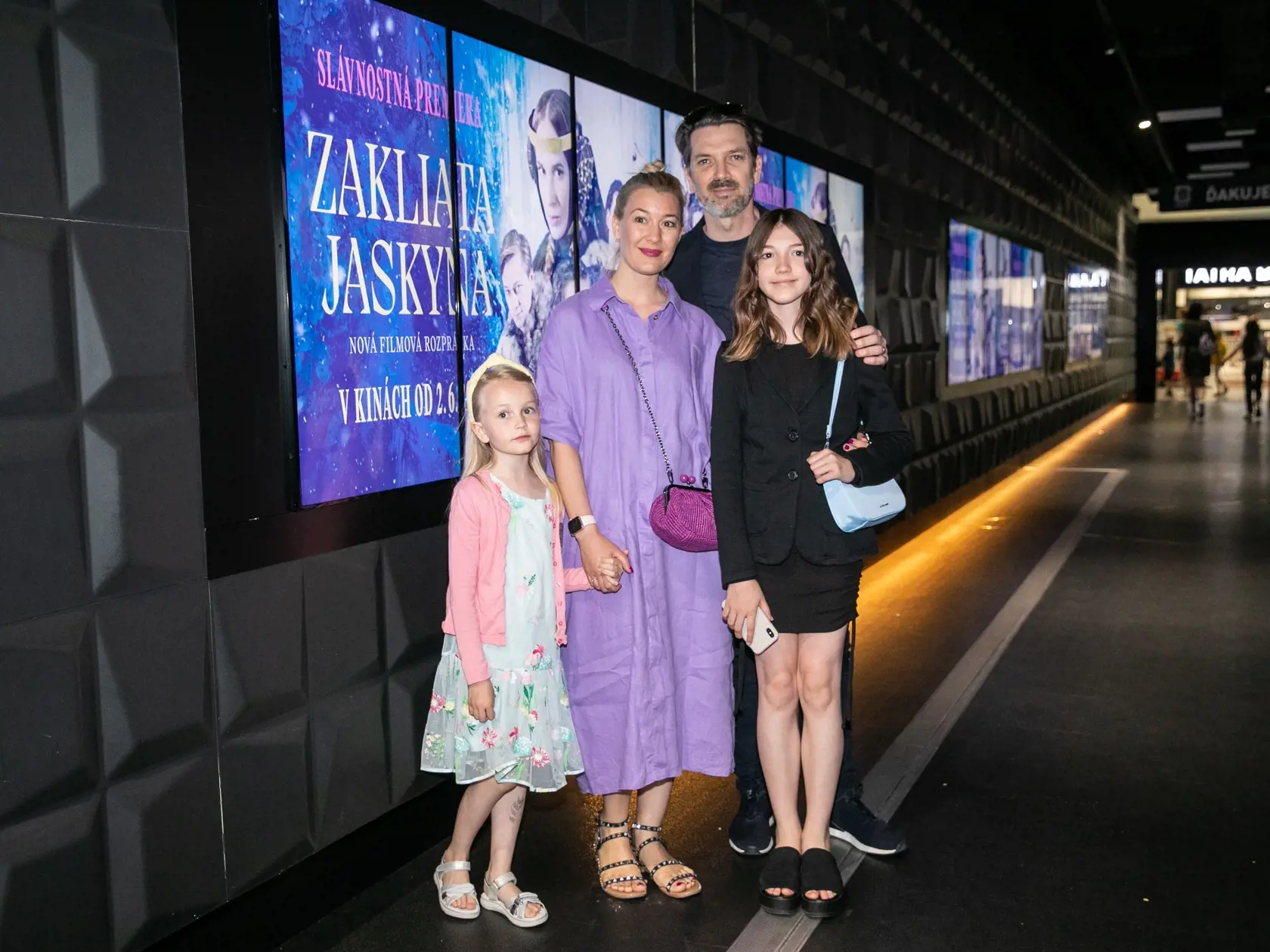 Príchody na premiéru rozprávky Zakliata jaskyňa. Na fotke je Marek Majeský s rodinou.