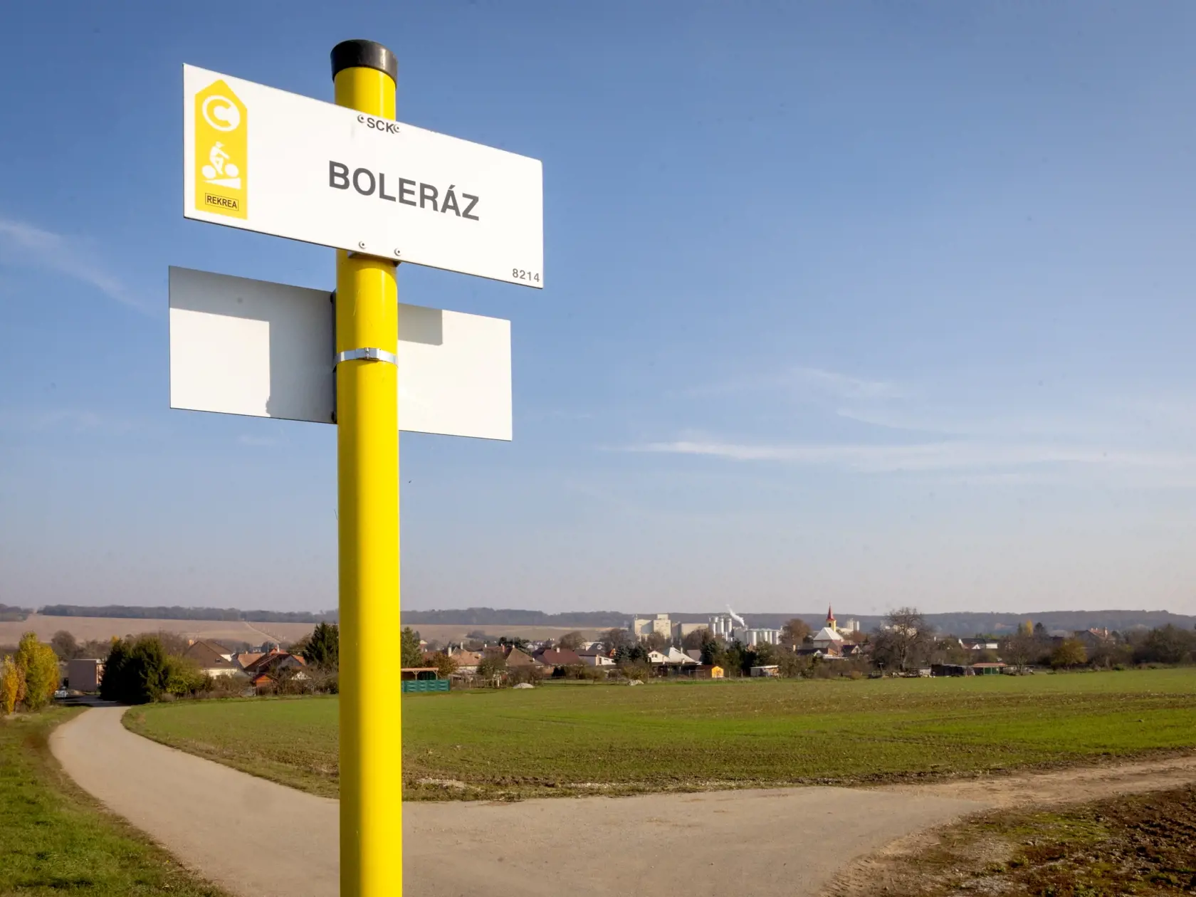 Na meiste činu v obci Boleráz, kde sa v roku 1970 stala hromadná vražda.