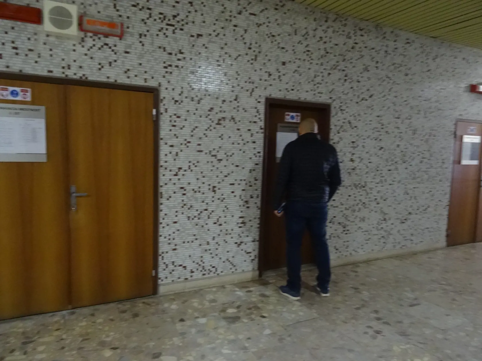 Sosna sa ponevieral po chodbe súdu v snahe vyhnúť sa fotografovaniu. (archívne foto)
