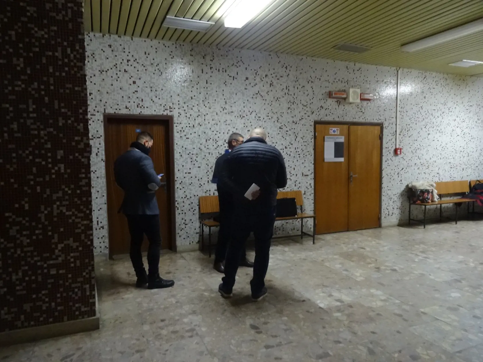 Obžalovaní v rozhovore so svojim obhajcom. (archívne foto)