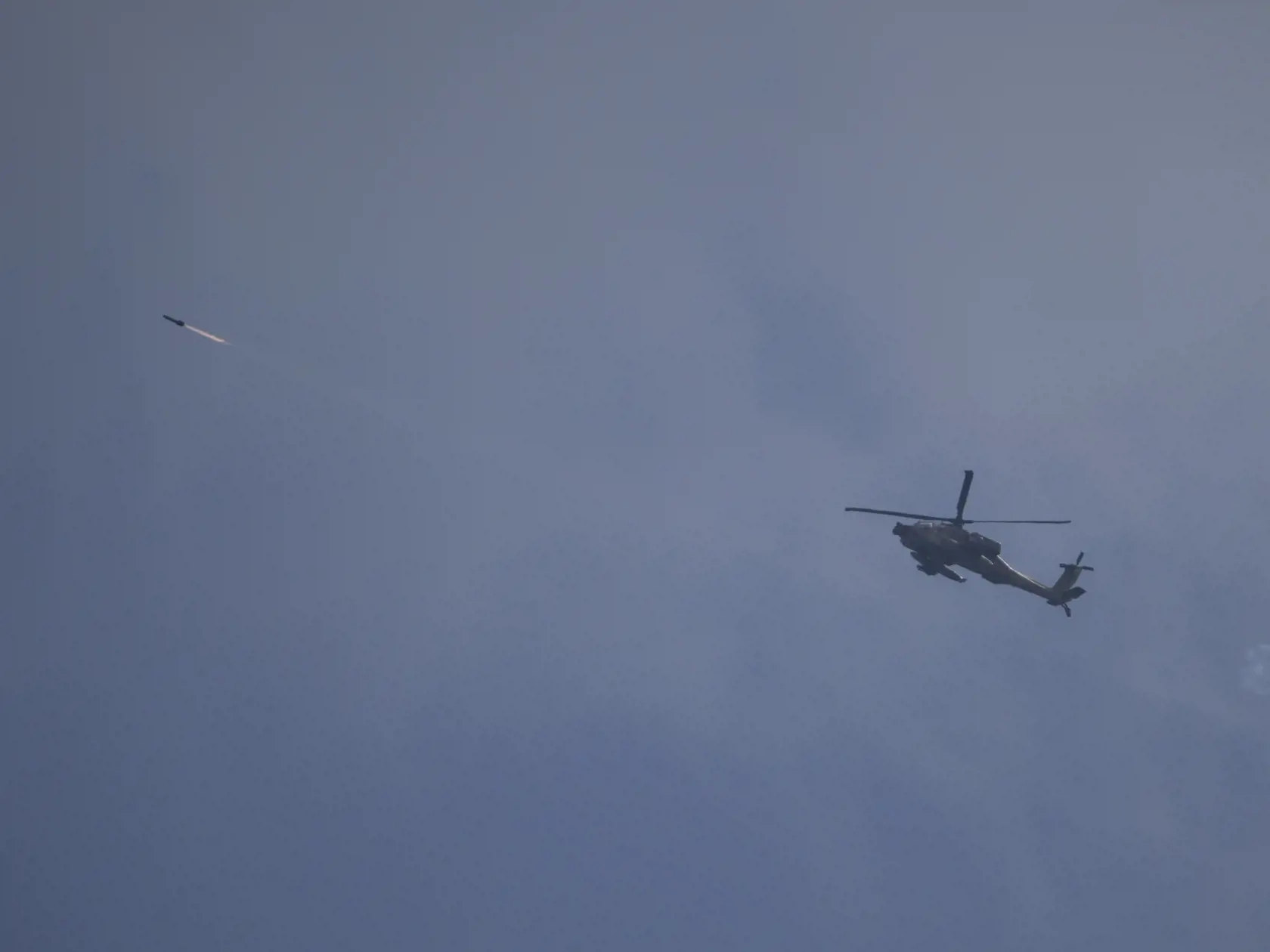 JB 17 - Izraelský vrtuľník Apache vystreľuje rakety na južný Libanon, čo je vidieť zo severu Izraela 1. októbra 2024. Izraelské letecké jednotky plánujú ďalšie útoky na domy v libanonskom údolí Bikáa, kde sa nachádzajú strategické zbrane Hizballáhu. FOTO TASR/AP

An Israeli Apache helicopter fires a missile towards southern Lebanon as seen from northern Israel, Tuesday, Oct. 1, 2024. (AP Photo/Leo Correa)