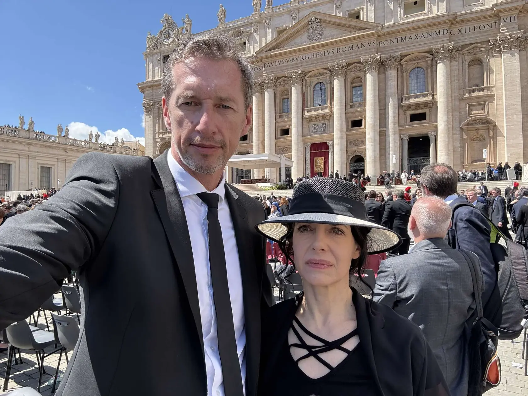 Prešovský župan Milan Majerský s manželkou Miriam Lexmann po pohrebe pápeža Františka vo Vatikáne. 