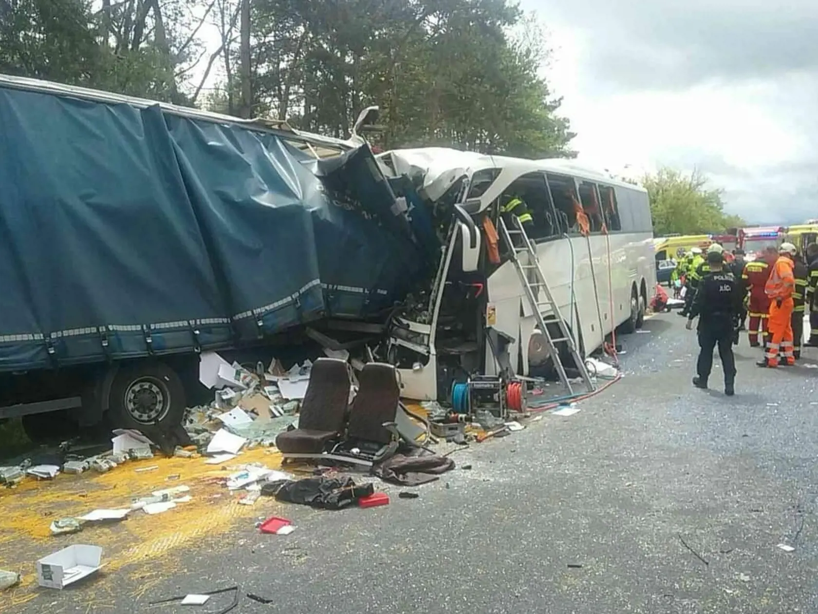 Nehoda kamióna a autobusu, ktorá sa v pondelok predpoludním stala na diaľnici D2 v smere na Kúty, si vyžiadala jednu obeť.