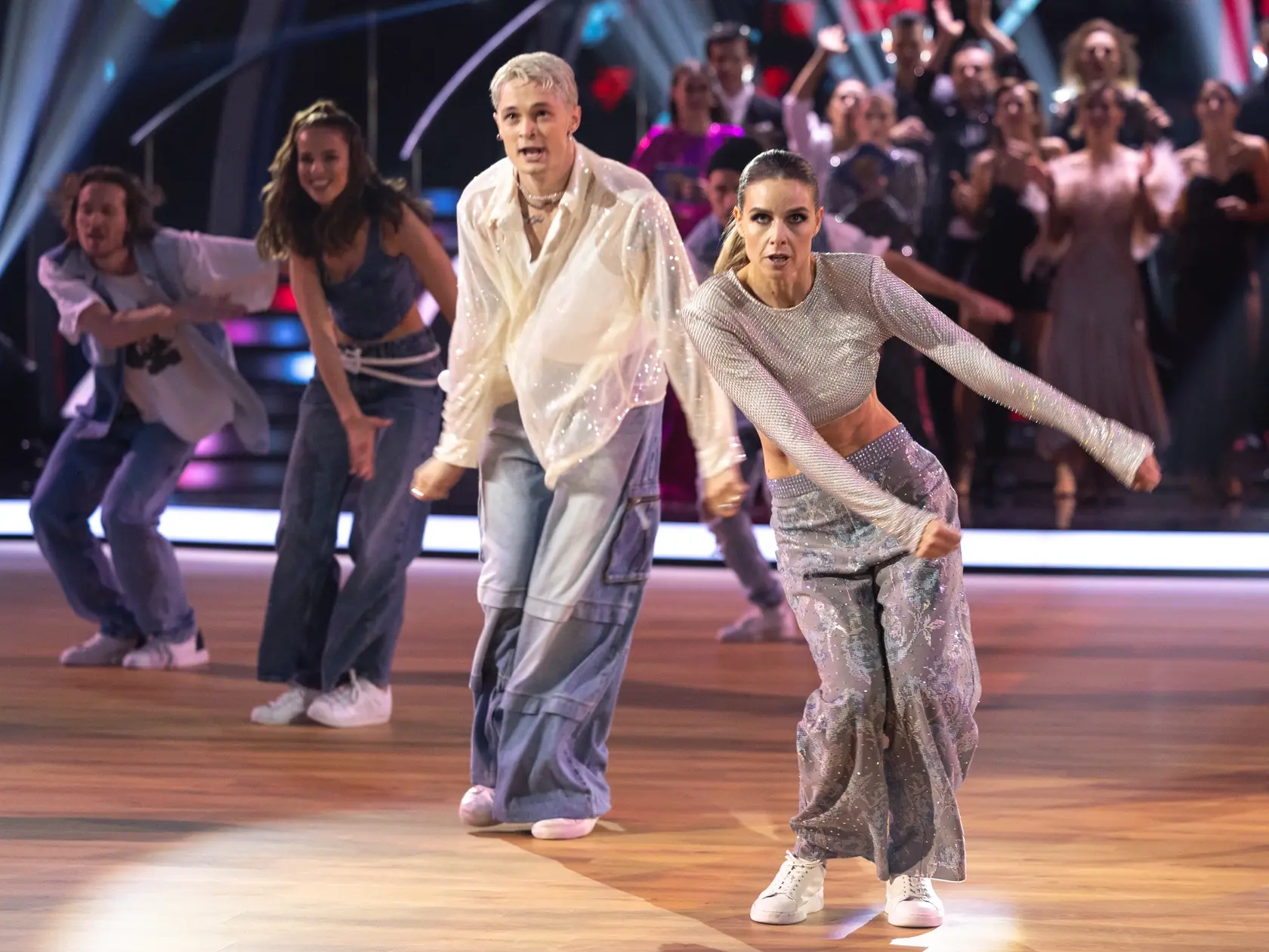 Na snímke Nela Pocisková a Matyáš Adamec počas úvodného vystúpenia piateho  kola Let's dance 2025.