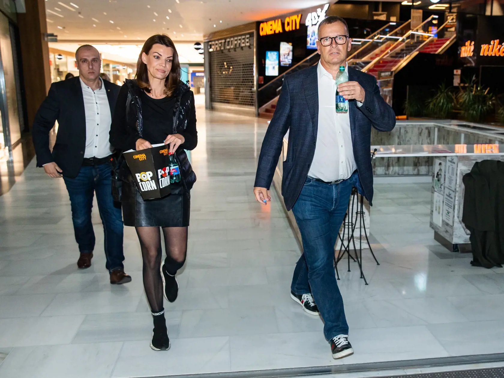 Boris Kollár a Linda Rezešová odchádzajú z kina v Bratislave. 