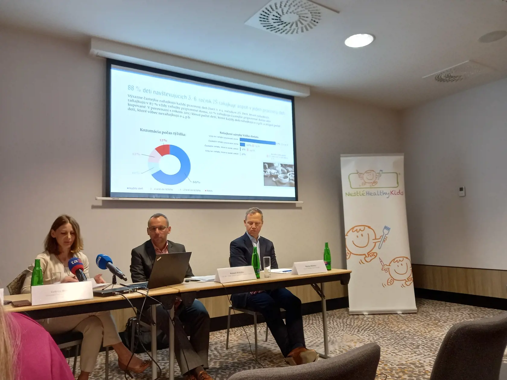 Na snímke sú zábery z tlačovej konferencie.