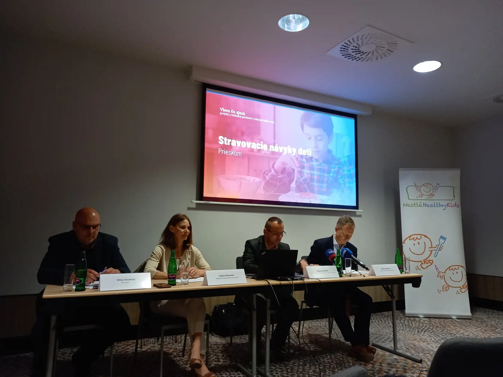 Na snímke sú zábery z tlačovej konferencie.