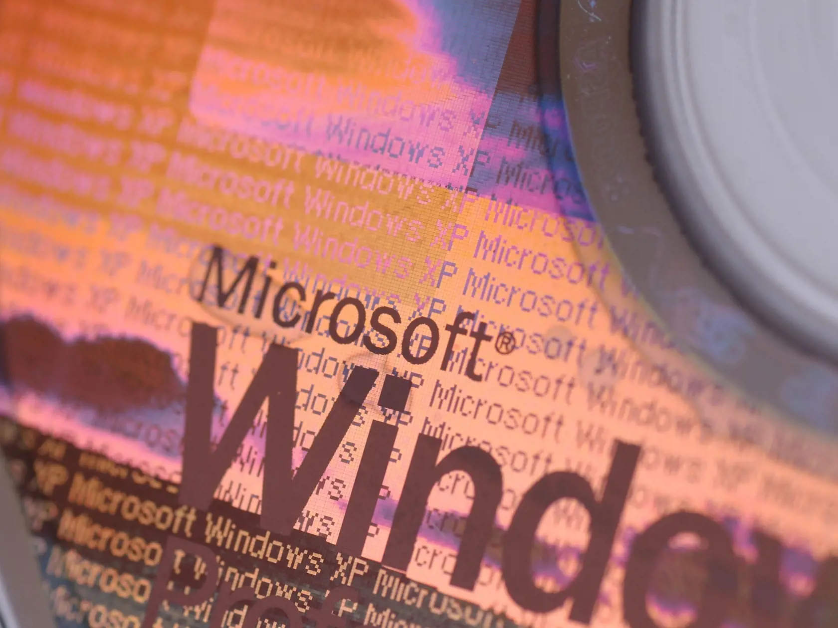 V japonskom Microsofte si ho vyskúšali už v roku 2019. Zamestnanci spoločnosti boli oveľa produktívnejší, keď pracovali len 4 dni v týždni. Okrem toho firma uviedla, že zamestnanci si vzali o 25 percent menej voľna, spotreba elektriny sa znížila o 23 percent a vytlačilo sa o 58 percent menej papierov.