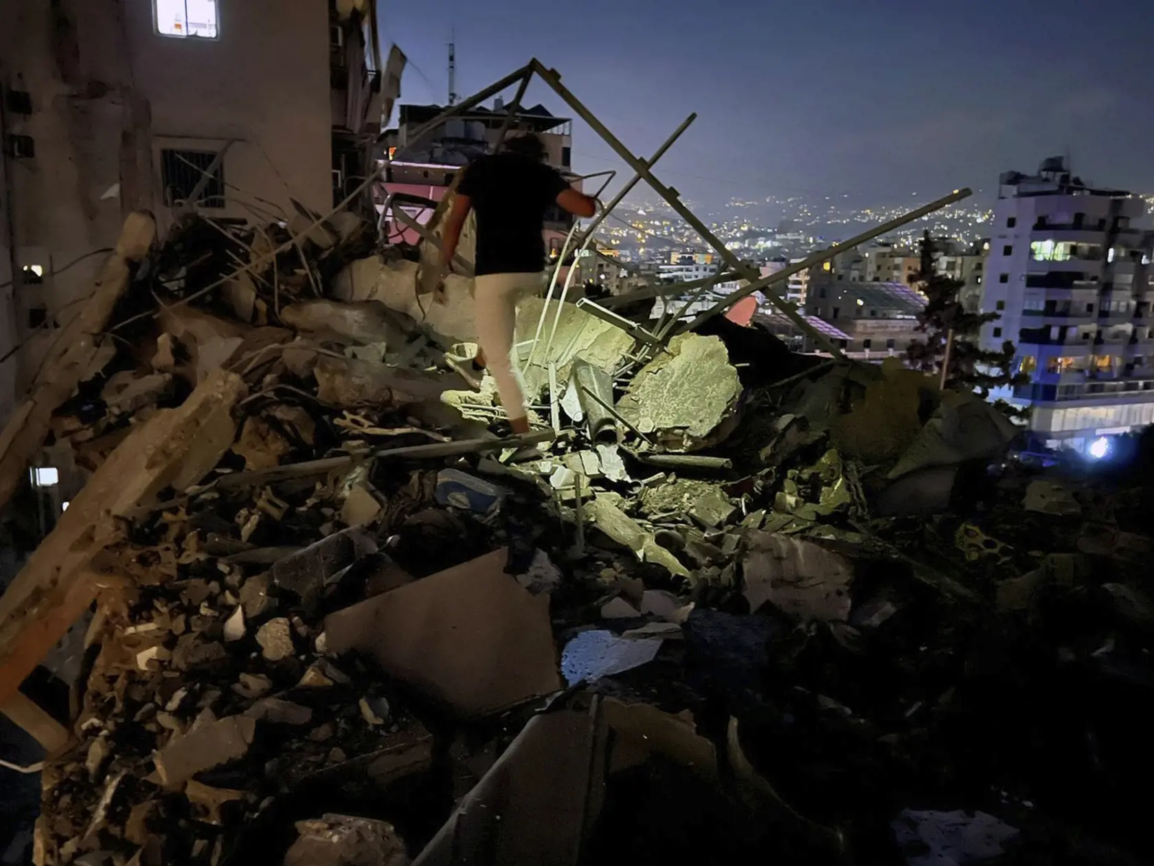 Muž skúma budovu zničenú po izraelskom leteckom útoku na južných predmestiach Bejrútu 30. júla 2024. Počas útoku izraelskej armády (IDF) na veliteľa libanonského hnutia Hizballáh v Bejrúte zahynuli dve osoby. Podľa IDF bol veliteľ zodpovedný za sobotňajší útok na Golanských výšinách, kde prišlo o život 12 mladistvých.