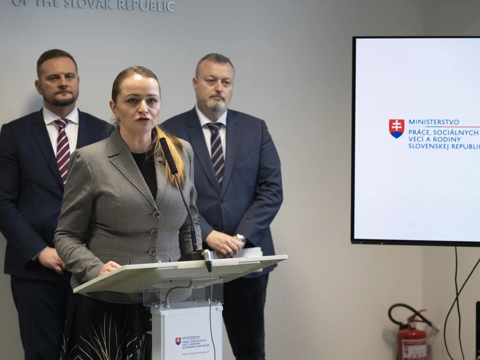 Na snímke prezidentka Konfederácie odborových zväzov (KOZ) SR Monika Uhlerová (uprostred) počas tlačovej konferencie ministra práce, sociálnych vecí a rodiny SR Milana Krajniaka (vpravo) so zástupcami členských organizácií Aliancie sektorových rád v Bratislave vo štvrtok 19. januára 2023. Vľavo štátny tajomník ministerstva práce, sociálnych vecí a rodiny (MPSVR) SR Juraj Káčer. FOTO TASR - Pavel Neubauer
