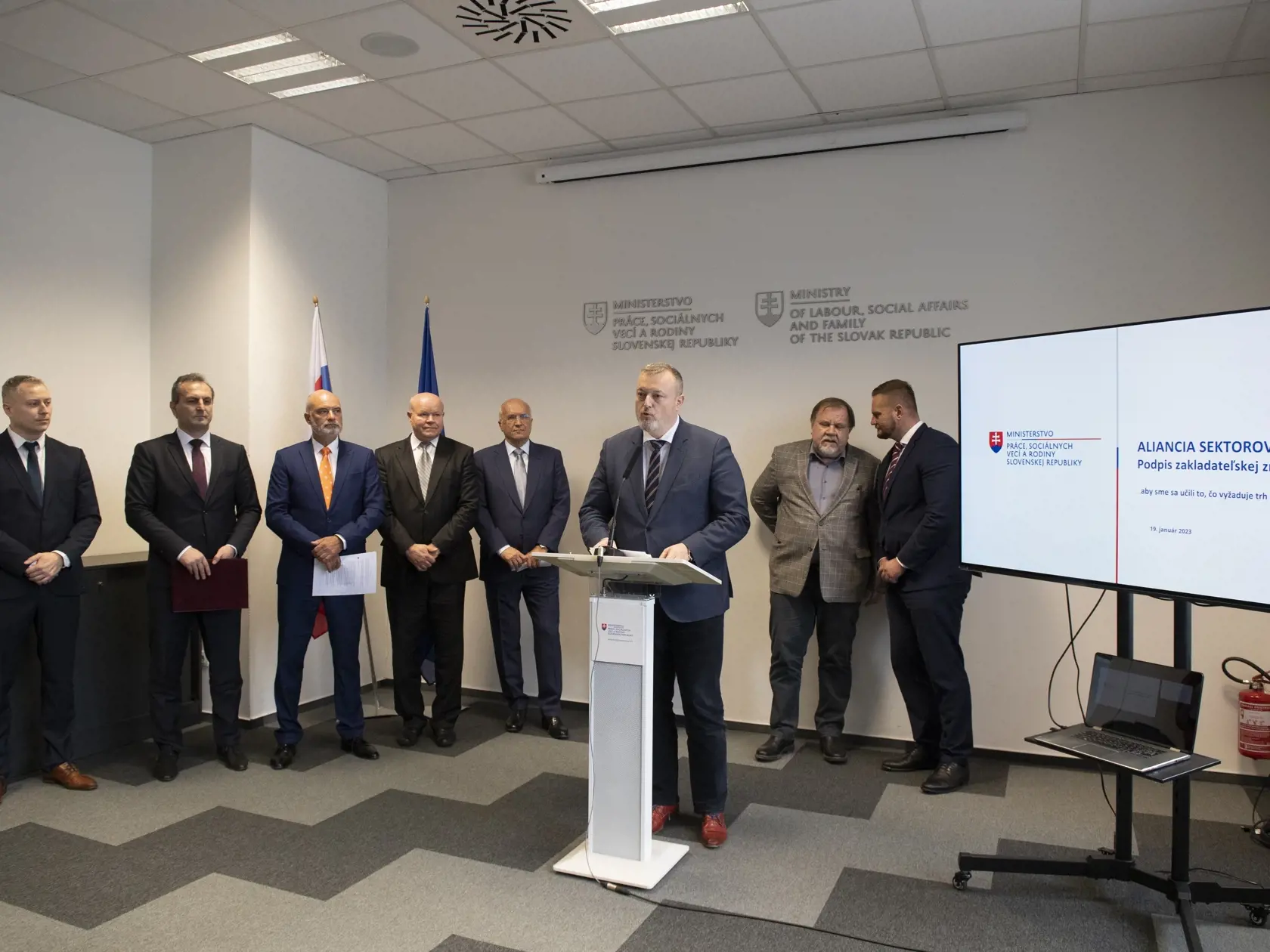 Na snímke minister práce, sociálnych vecí a rodiny (MPSVR) SR Milan Krajniak (tretí sprava) a zástupcovia členských organizácií Aliancie sektorových rád na tlačovej konferecnii v Bratislave vo štvrtok 19. januára 2023. V pozadí sprava štátny tajomník ministerstva práce, sociálnych vecí a rodiny (MPSVR) SR Juraj Káčer, generálny sekretár Asociácie zamestnávateľských zväzov a združení (AZZZ) SR Oto Nevický, prezident Asociácie priemyselných zväzov a dopravy (APZD) Alexej Beljajev, predseda Združen
