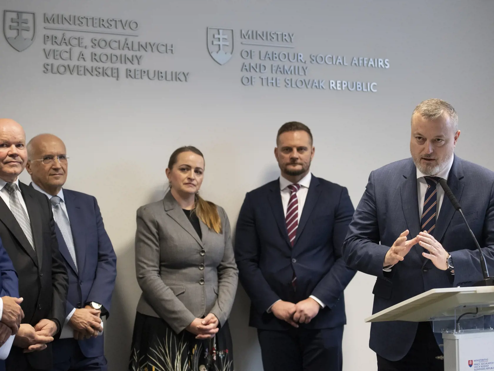 Na snímke vpravo minister práce, sociálnych vecí a rodiny SR Milan Krajniak a zástupcovia členských organizácií Aliancie sektorových rád na tlačovej konferecnii v Bratislave vo štvrtok 19. januára 2023. FOTO TASR - Pavel Neubauer
